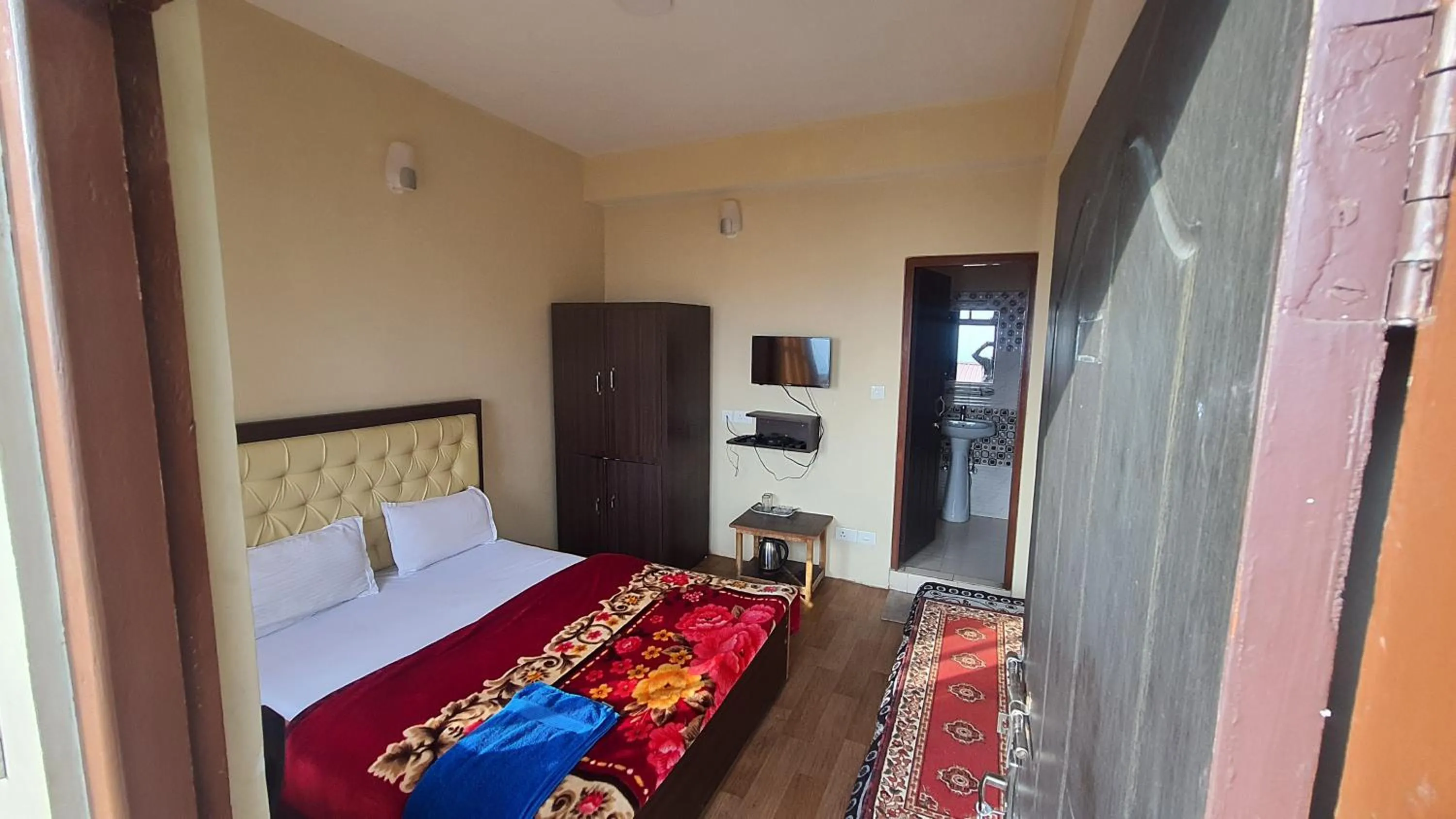 Photo of the whole room, Bed in Great Eastern Valley Residency