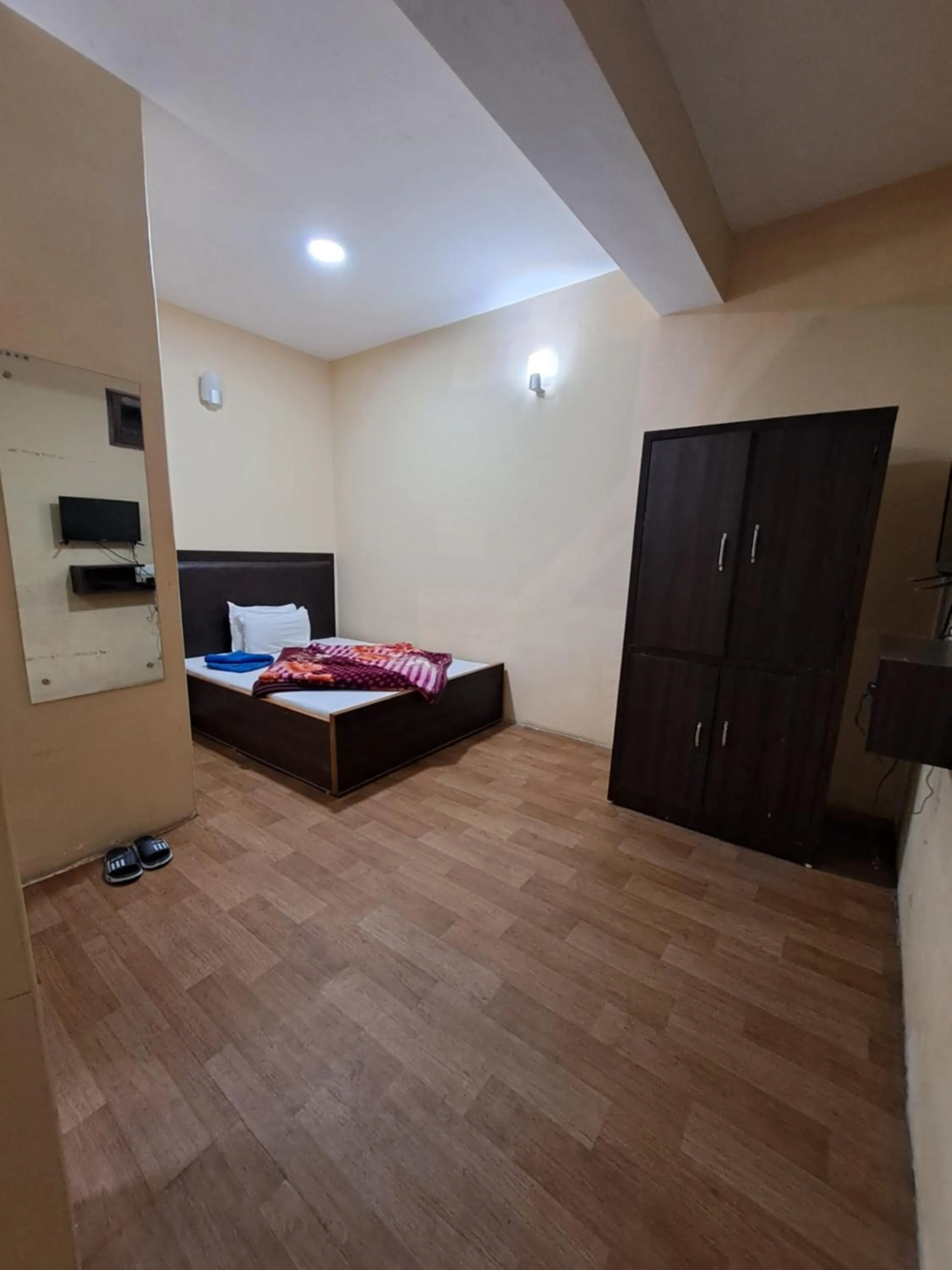 Photo of the whole room, Bed in Great Eastern Valley Residency