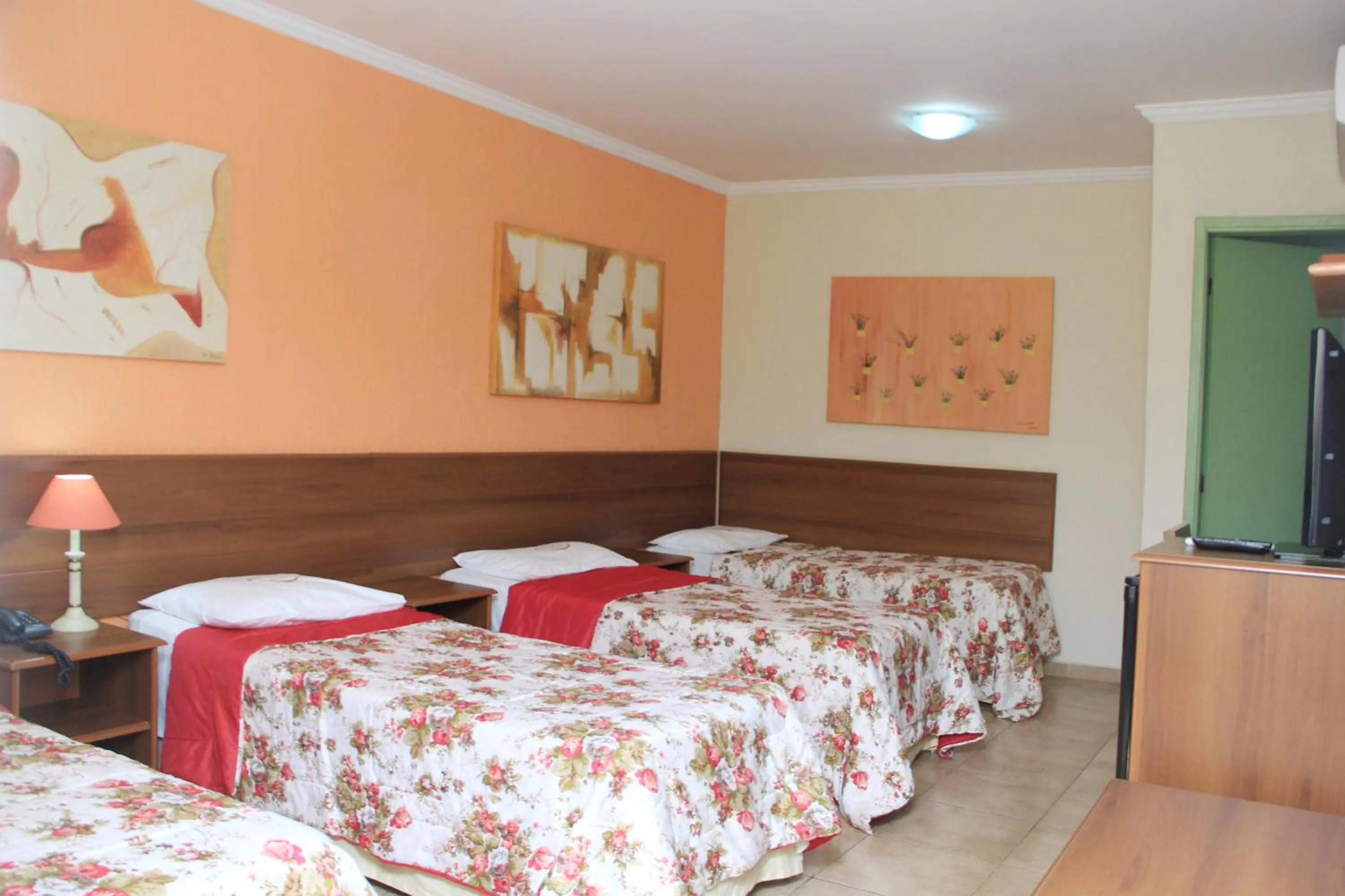 Family, Bed in Hotel Valparaíso - Metrô Paraíso e 800m da Av Paulista