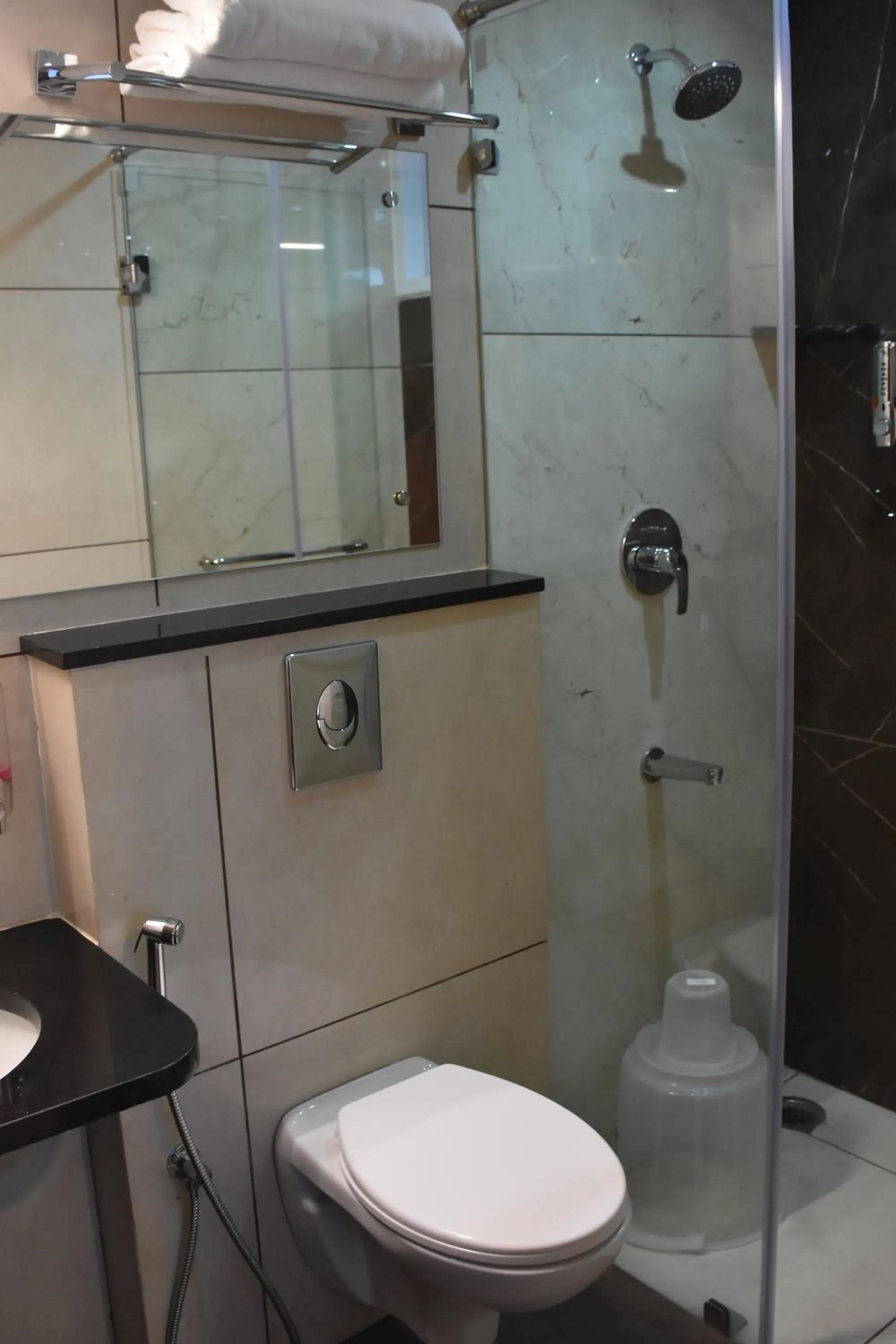 Shower in Heritage Inn