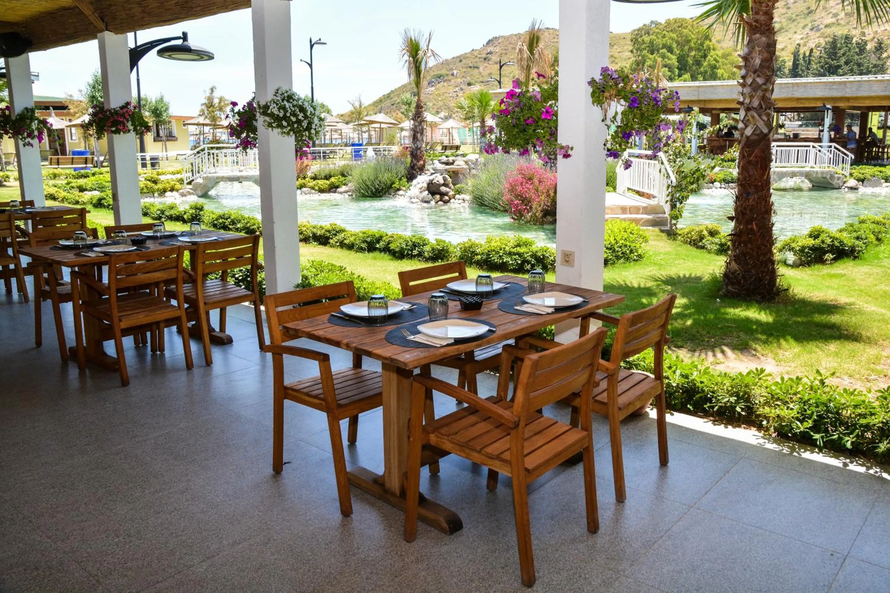 Restaurant/places to eat in Club Marma Hotel