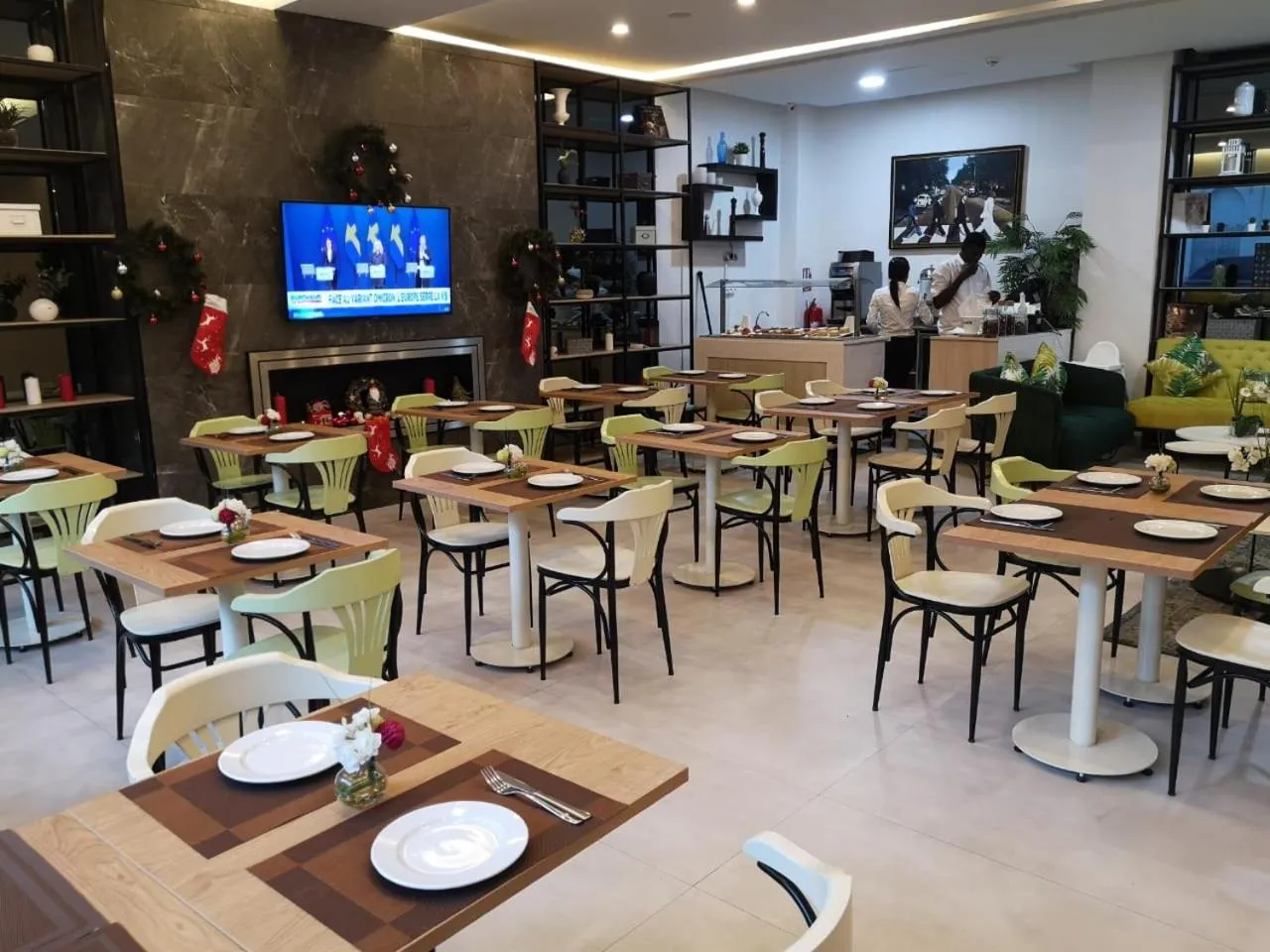 Restaurant/places to eat in Mid Town Hotel Casablanca
