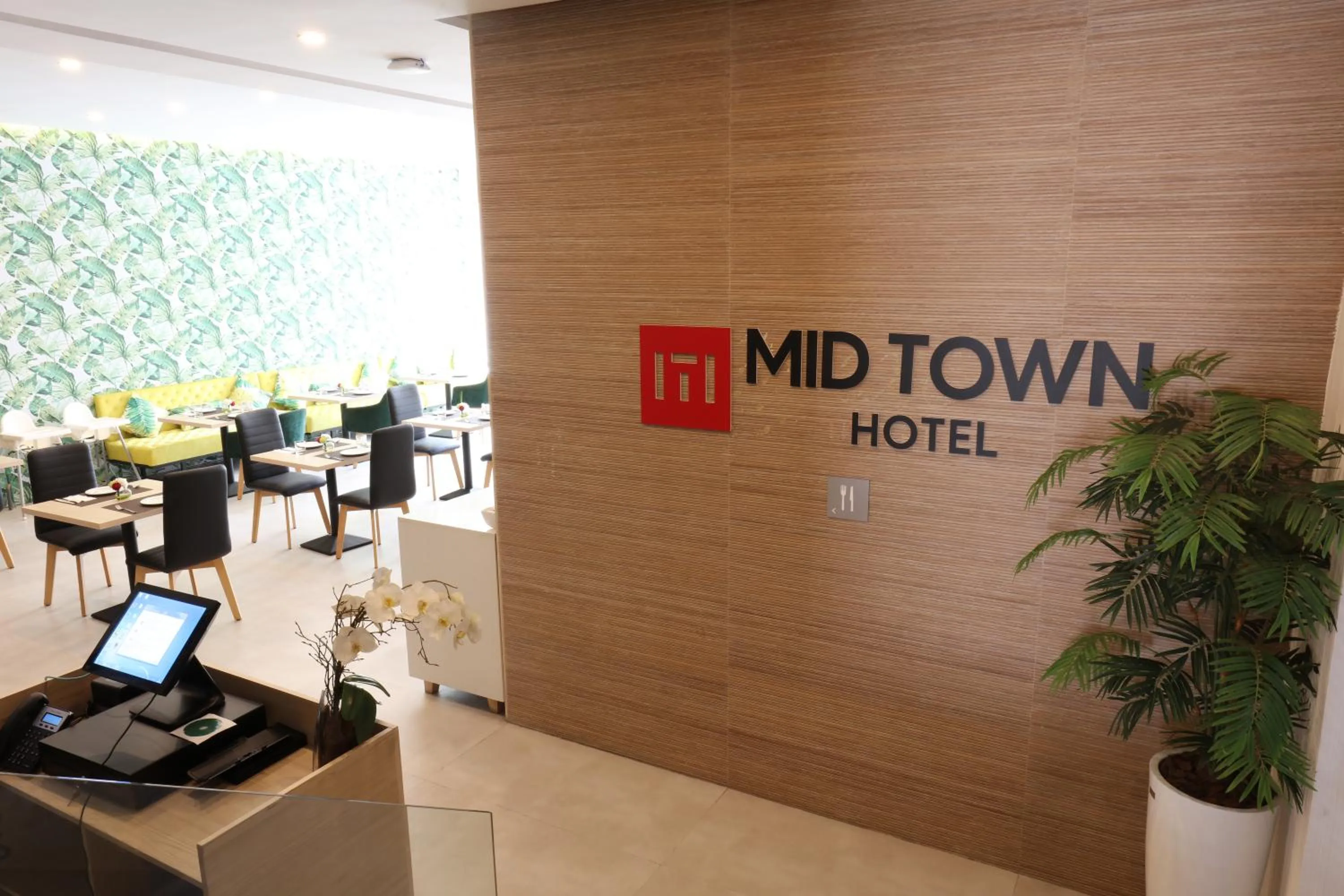 Restaurant/places to eat in Mid Town Hotel Casablanca