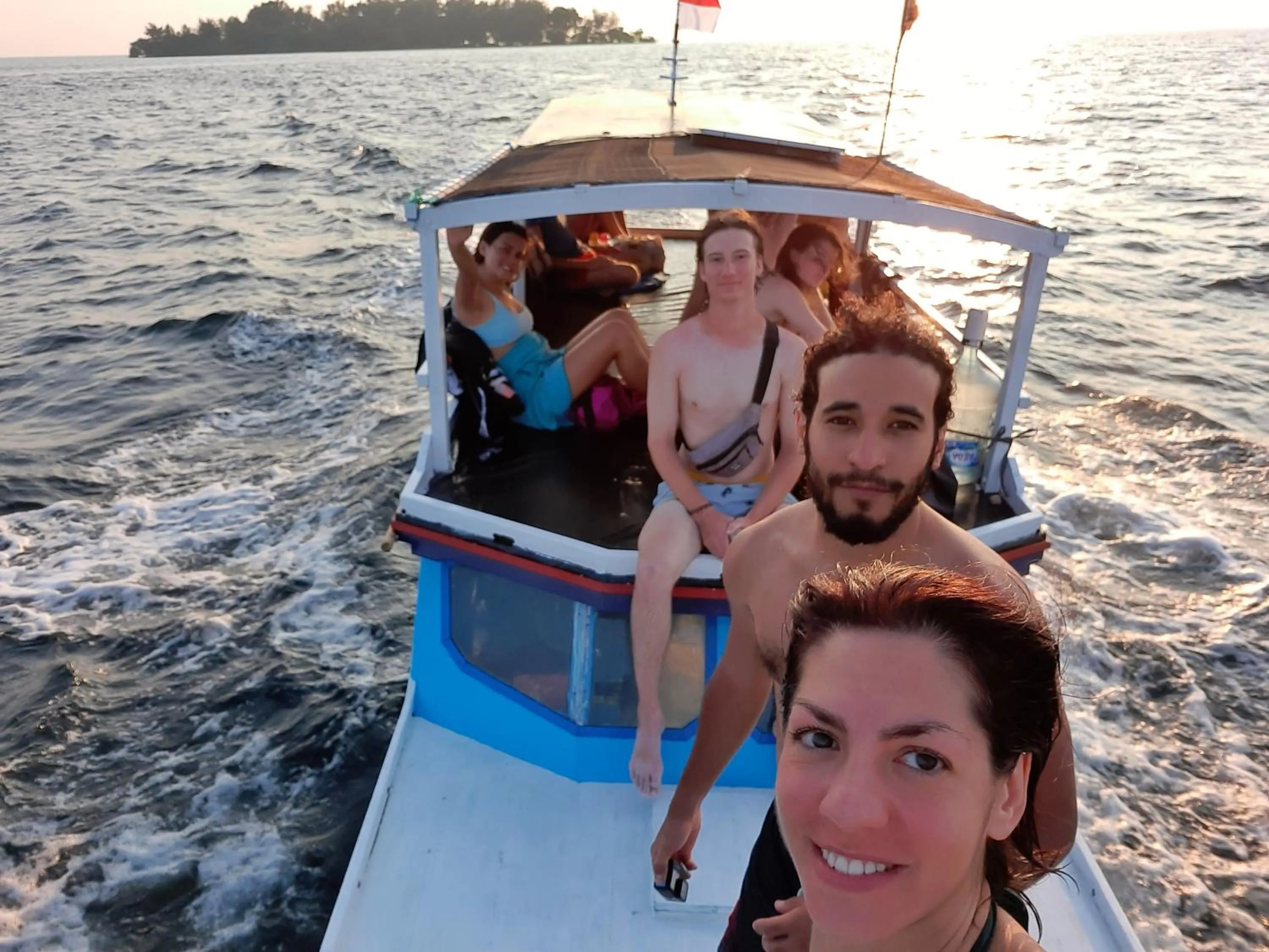 People in L'isola che...