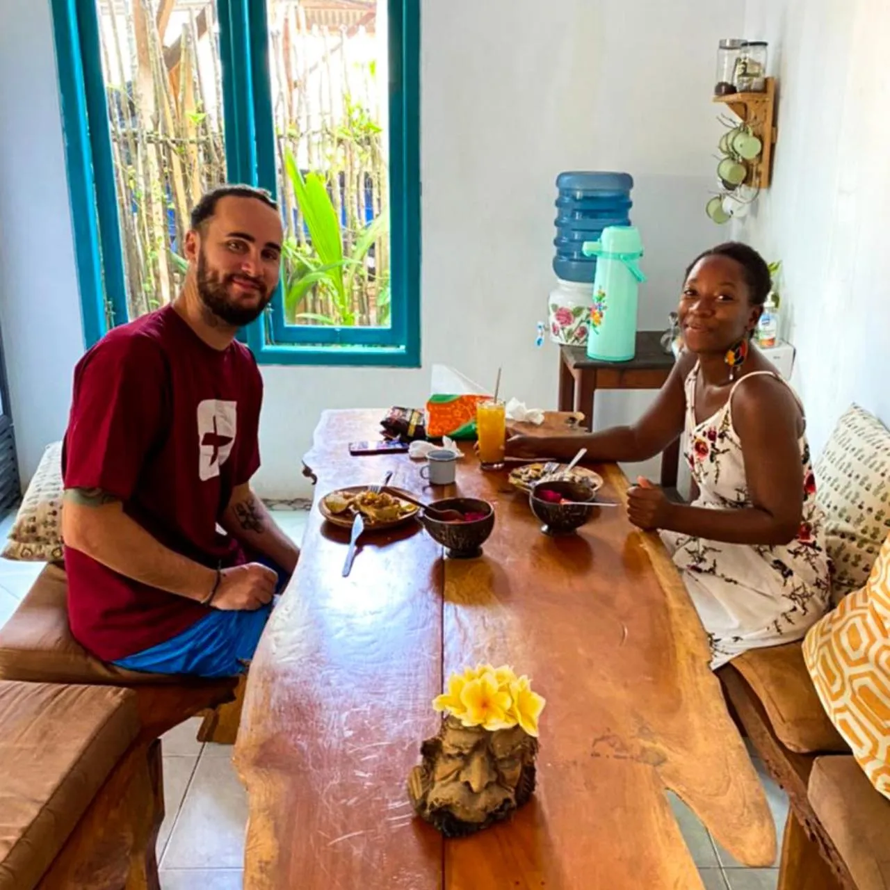 People in L'isola che...