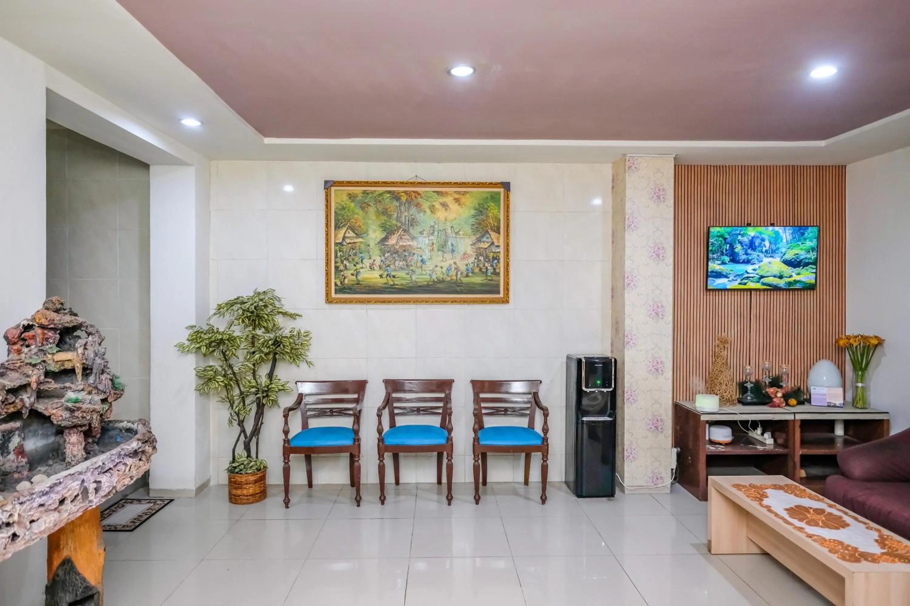 Seating area in RedDoorz @ Panglima Sudirman