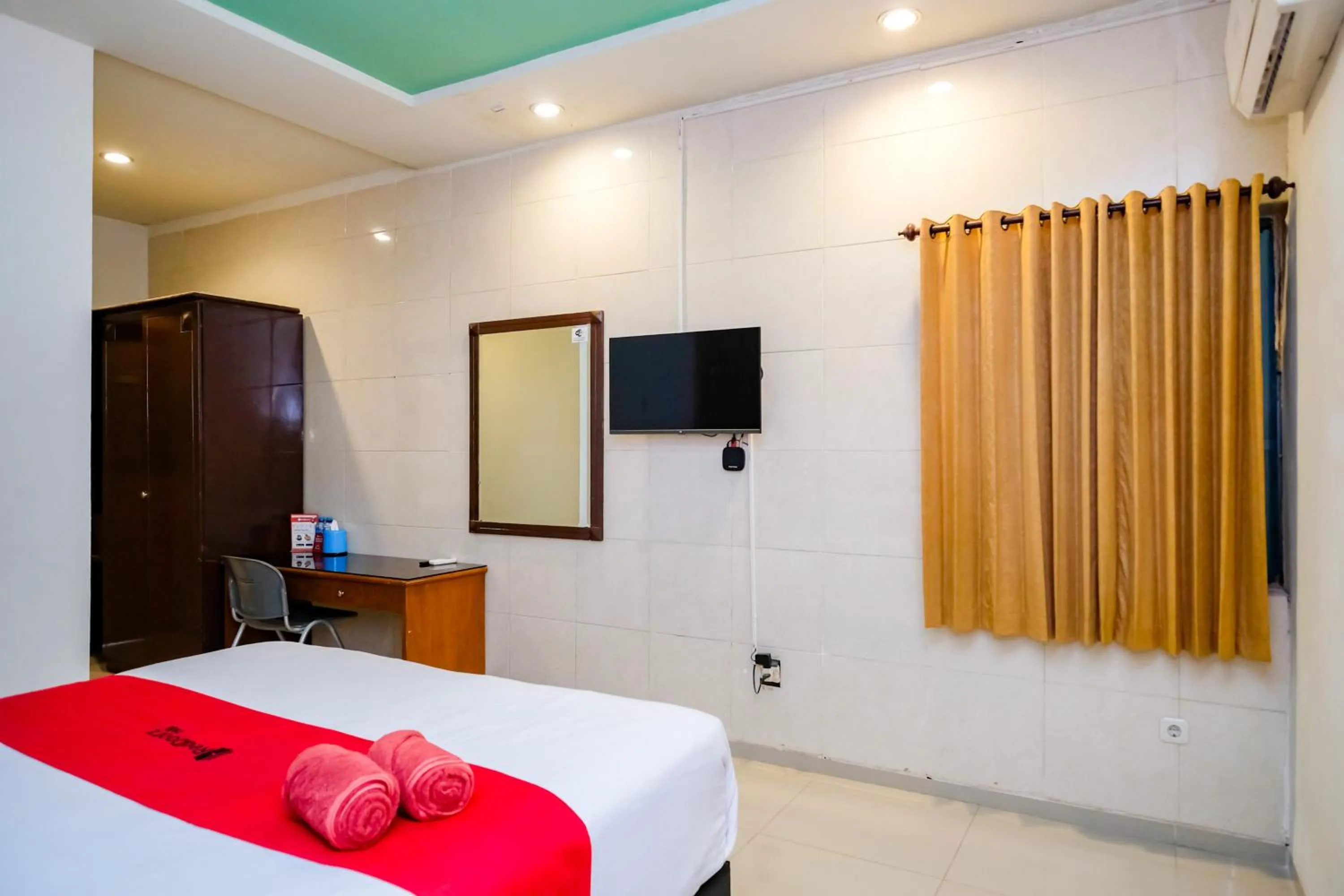 Bedroom, Bed in RedDoorz @ Panglima Sudirman