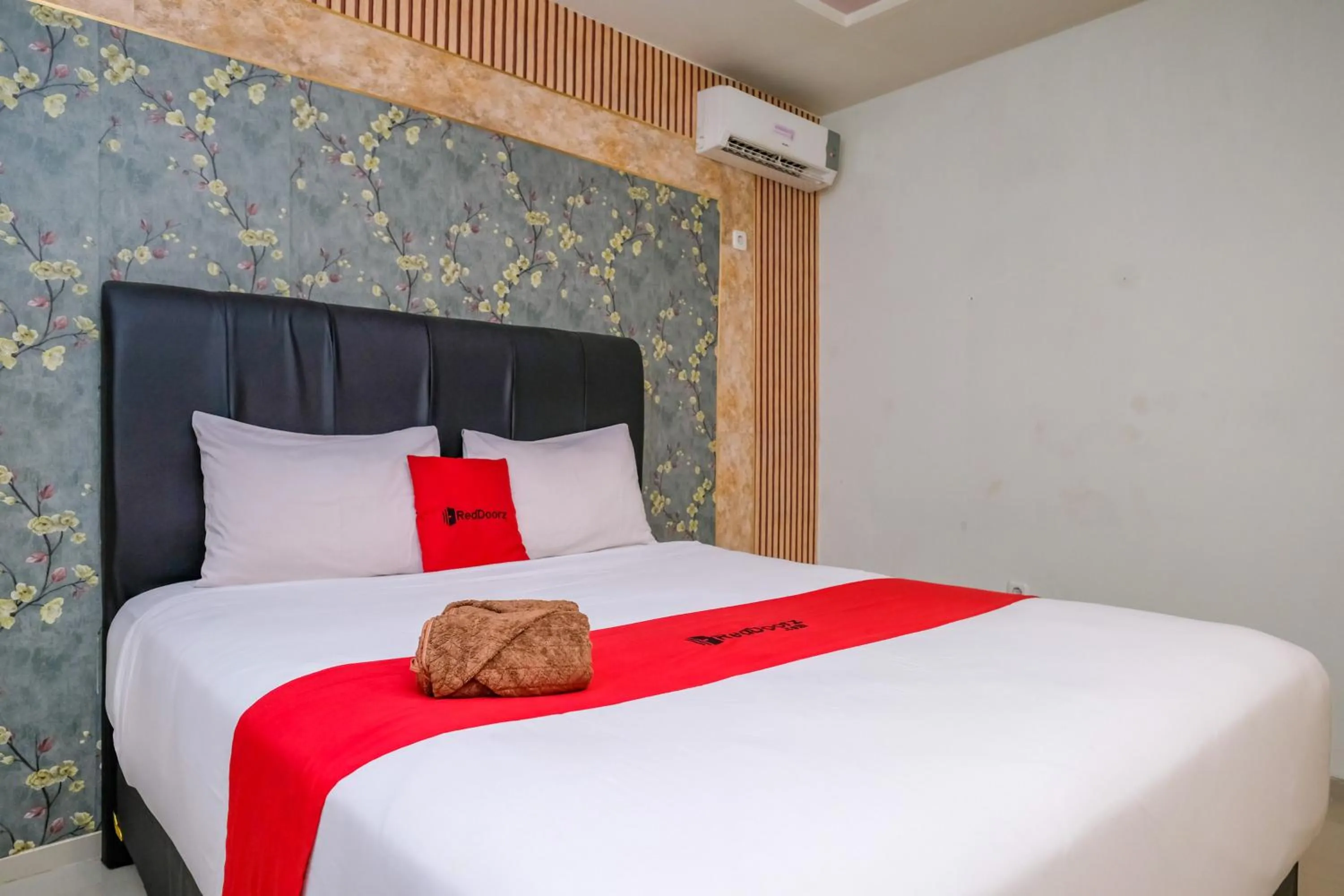 Bedroom, Bed in RedDoorz @ Panglima Sudirman