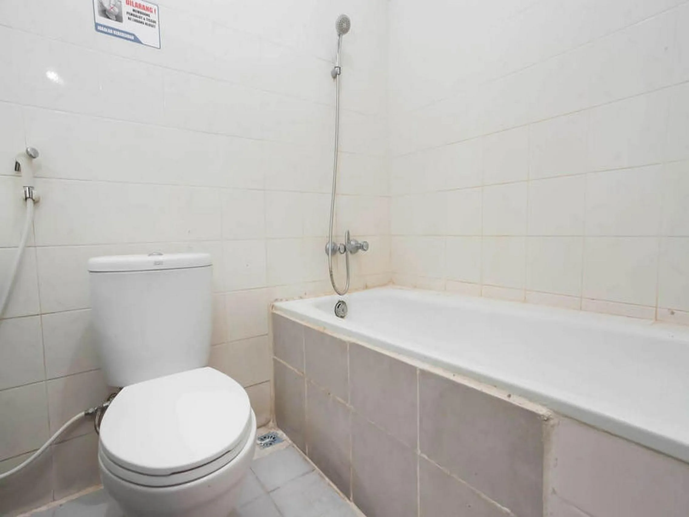 Bathroom in RedDoorz @ Panglima Sudirman