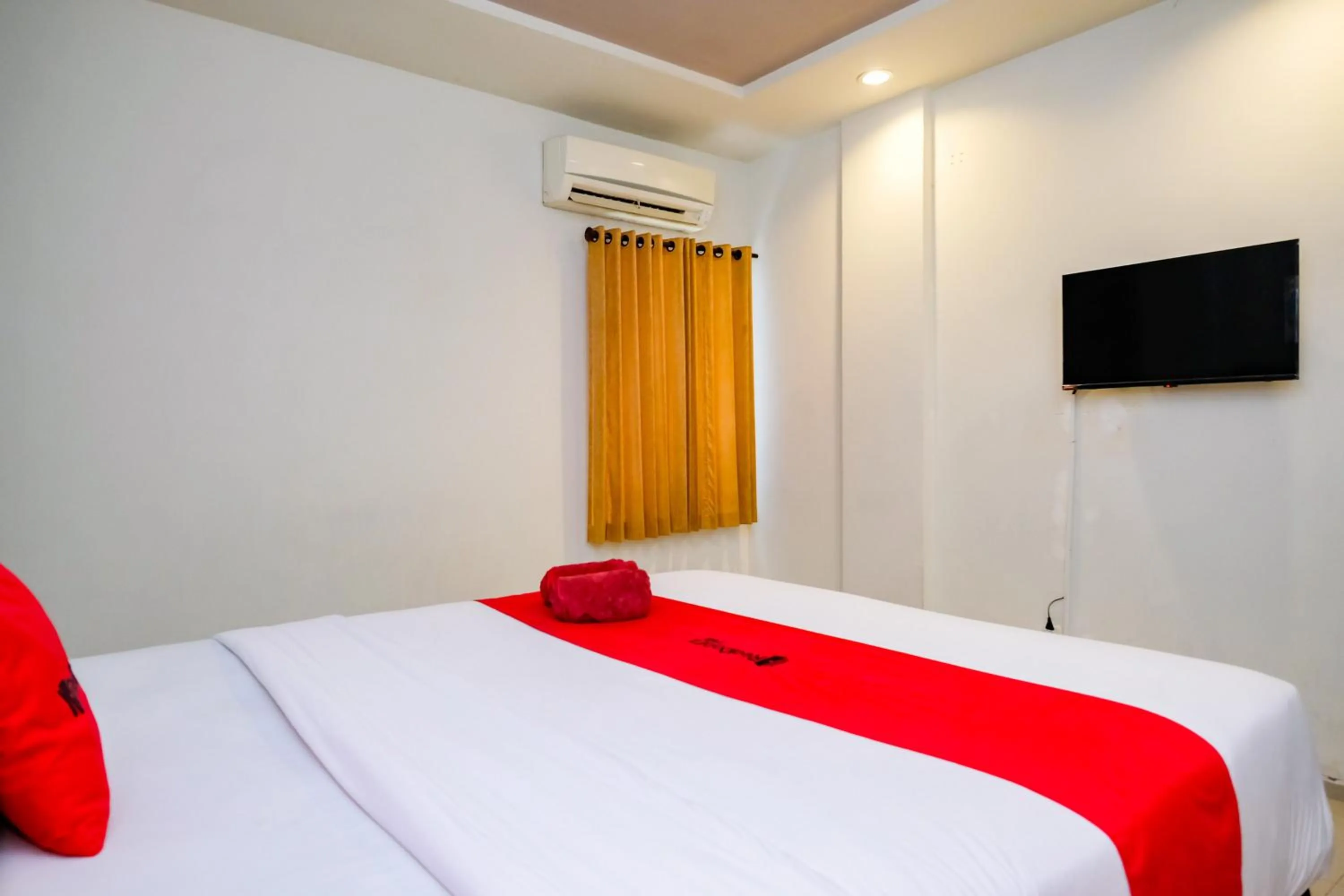 Bedroom, Bed in RedDoorz @ Panglima Sudirman
