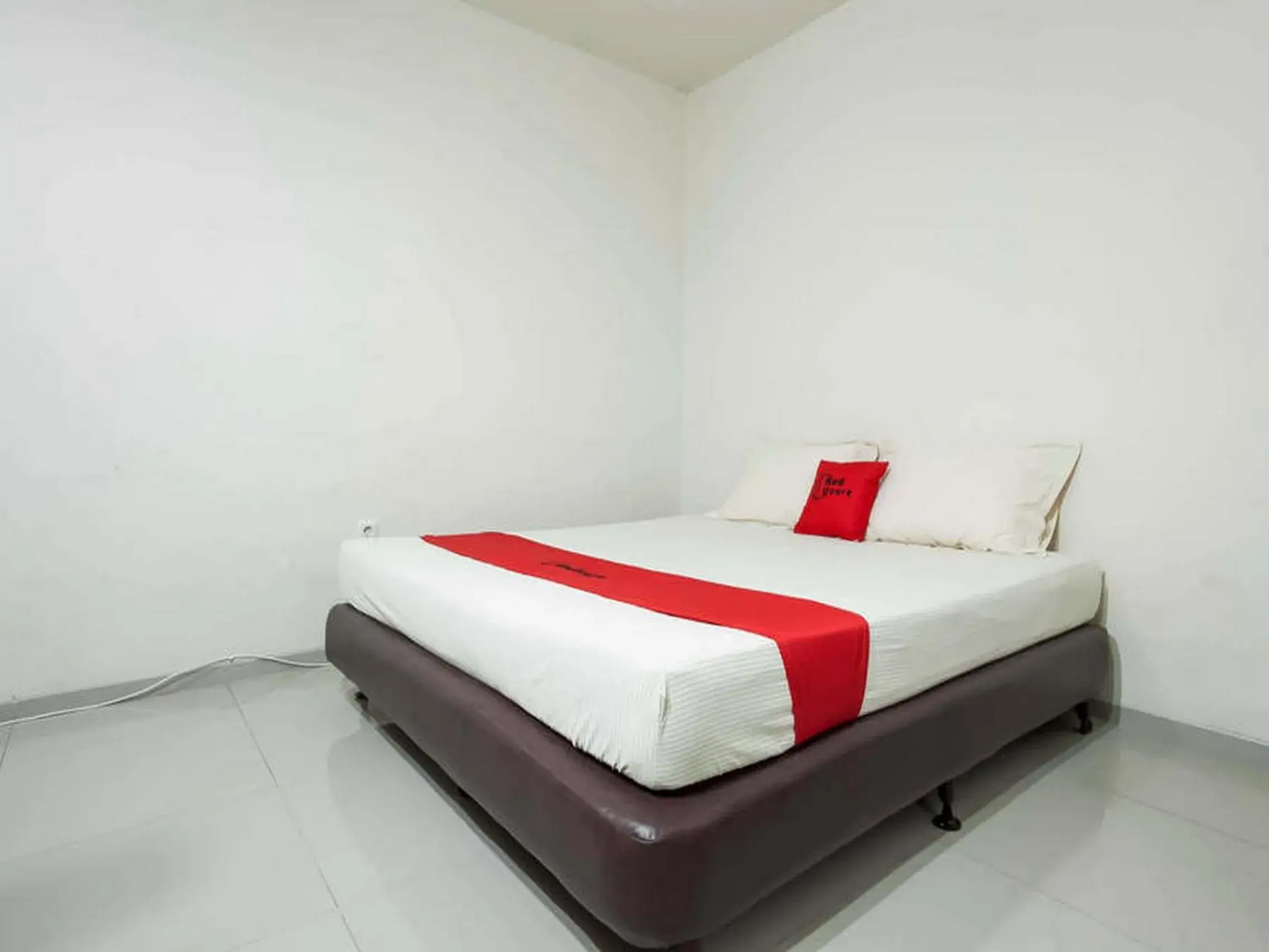 Double Room in RedDoorz @ Panglima Sudirman Double Room in RedDoorz @ Panglima Sudirman