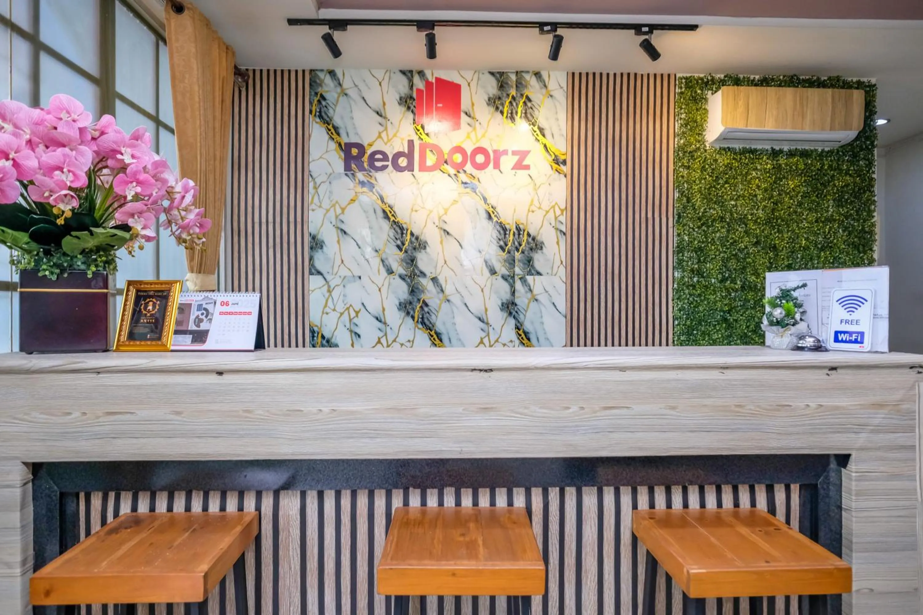 Lobby or reception in RedDoorz @ Panglima Sudirman