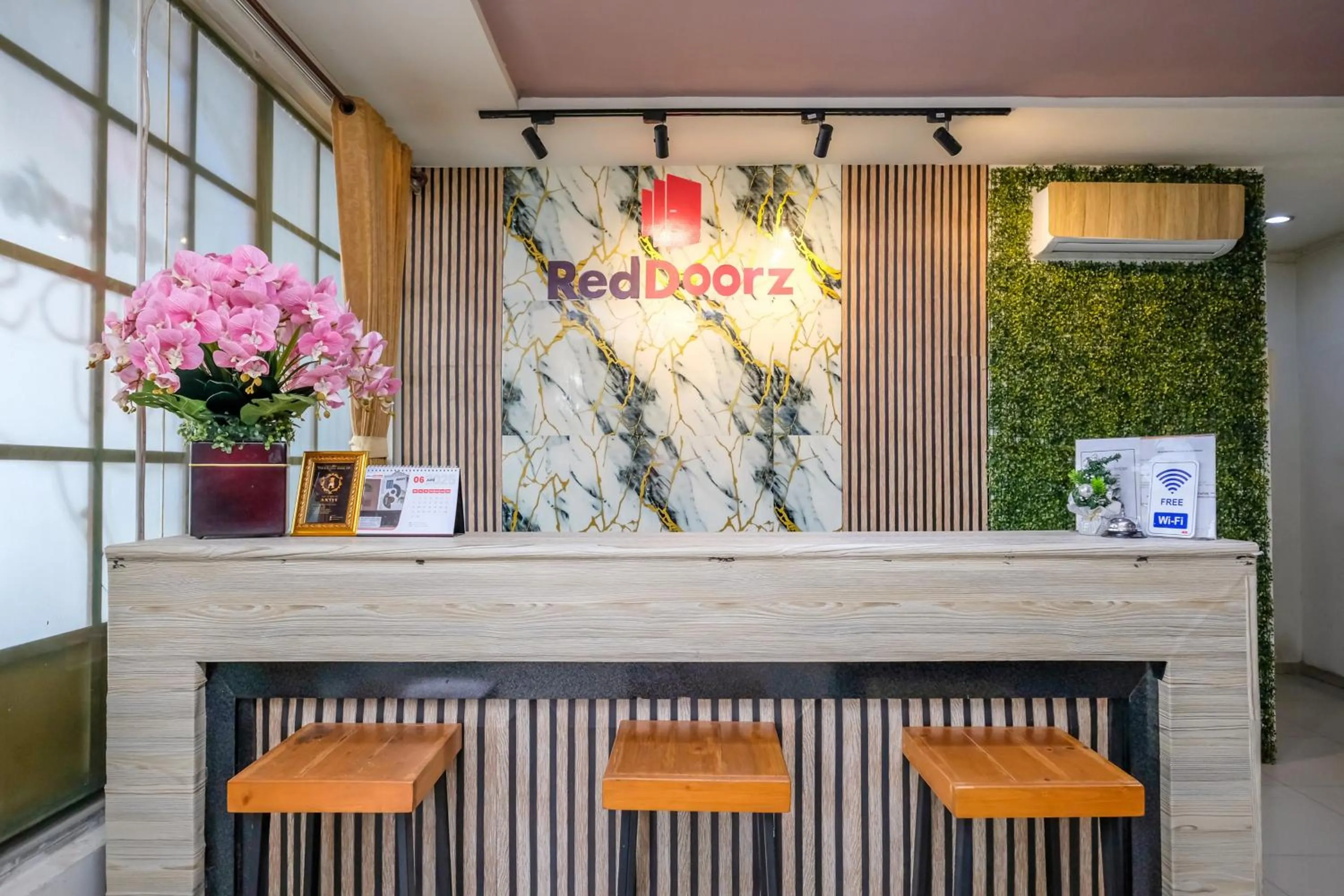 Lobby or reception in RedDoorz @ Panglima Sudirman