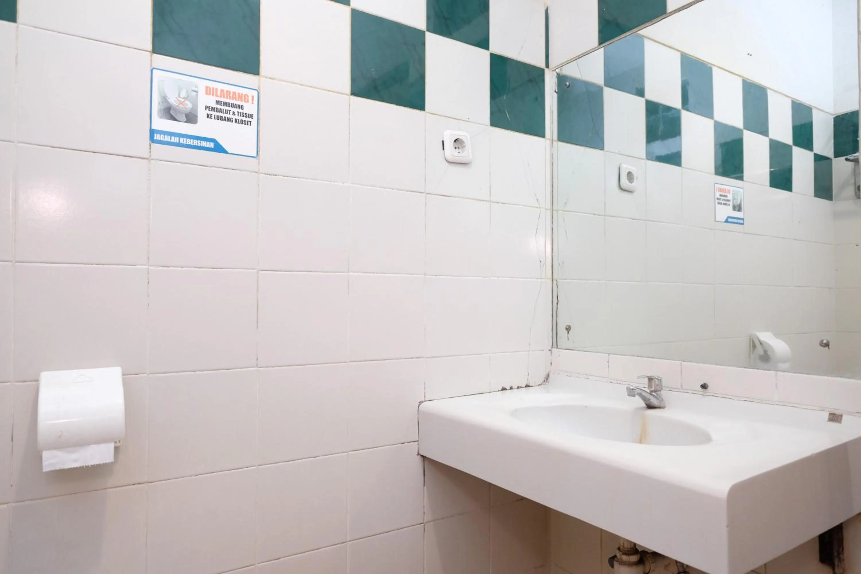 Bathroom in RedDoorz @ Panglima Sudirman