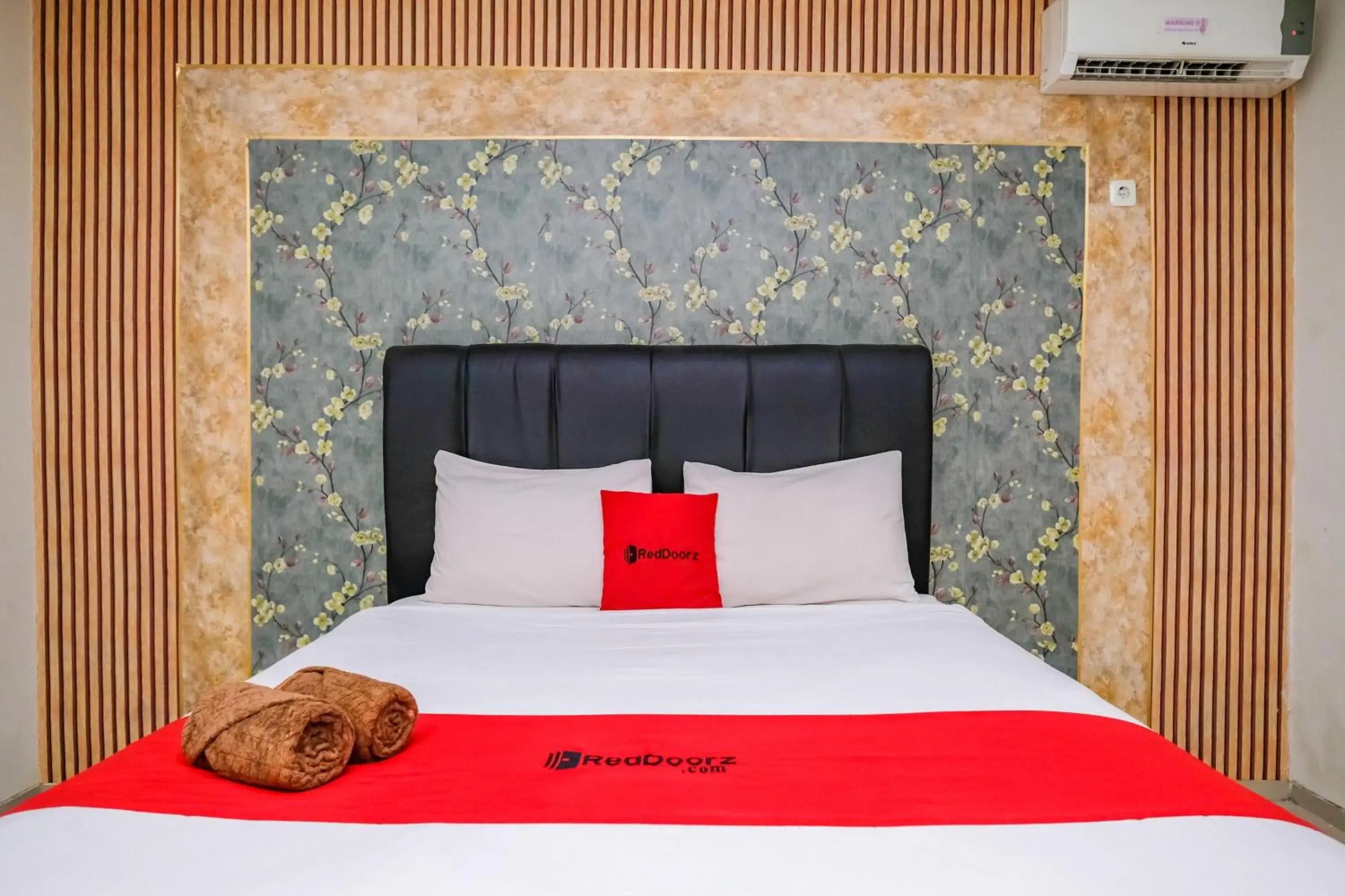 Double Room in RedDoorz @ Panglima Sudirman Double Room in RedDoorz @ Panglima Sudirman