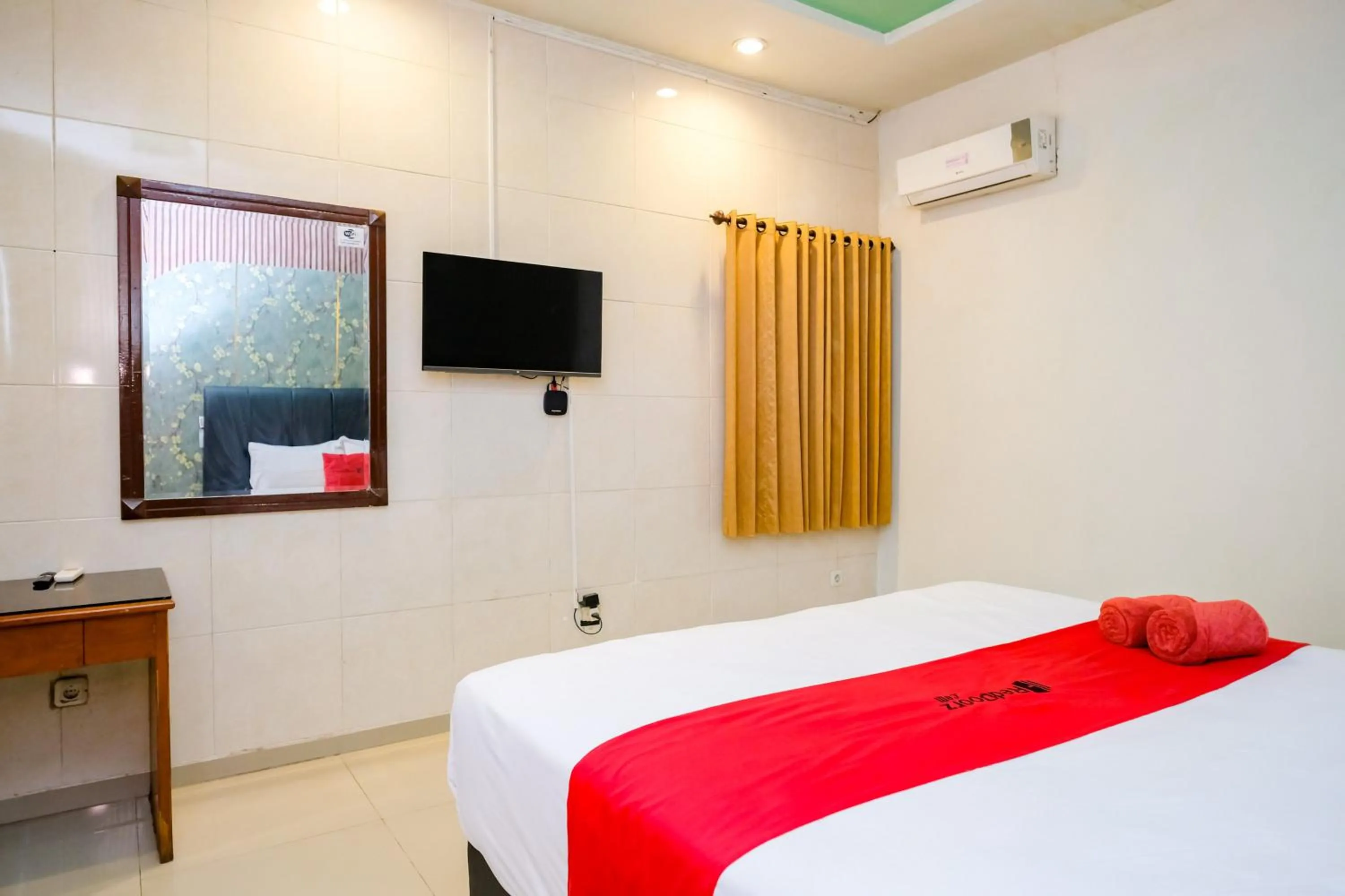 Bedroom, Bed in RedDoorz @ Panglima Sudirman
