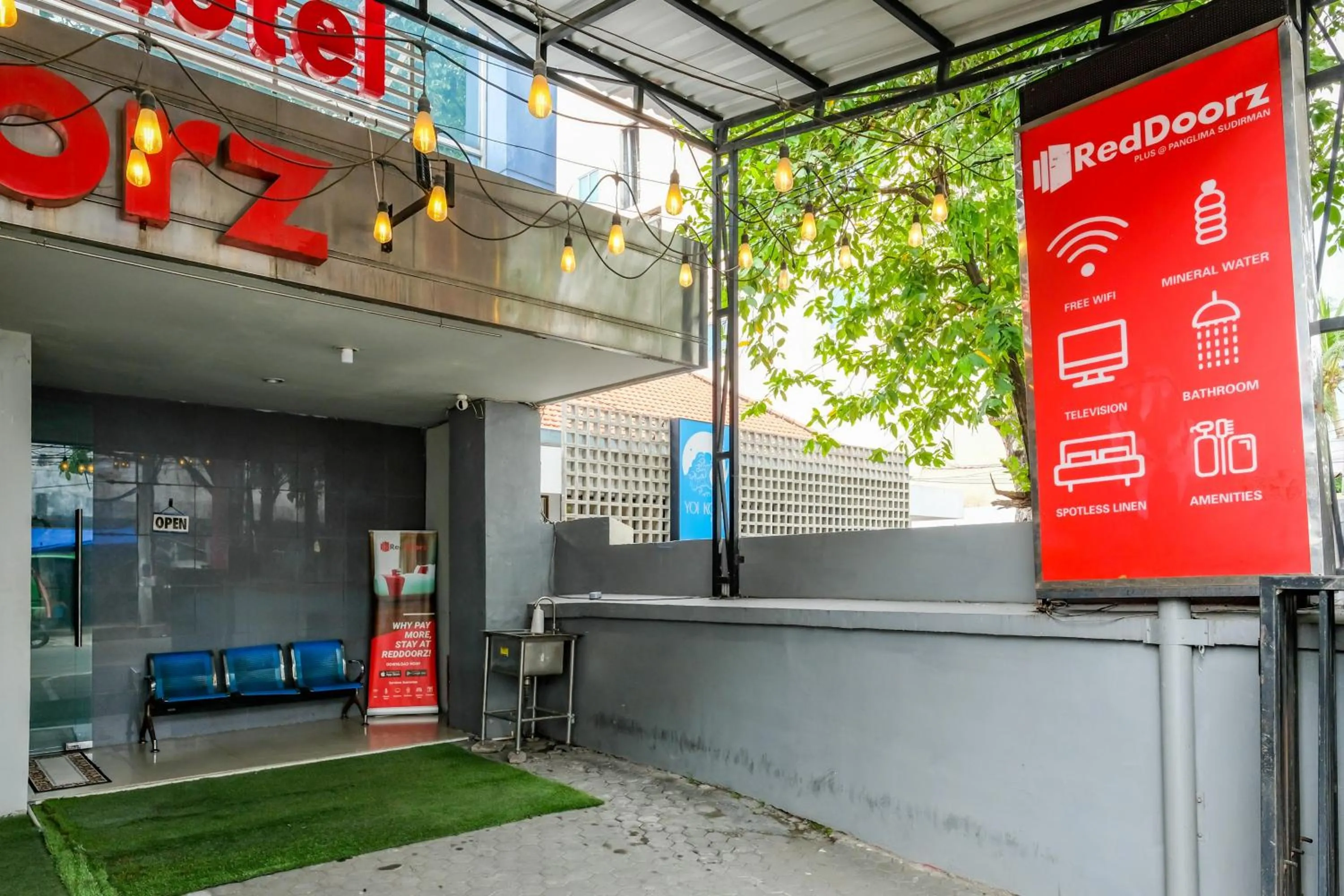 Property logo or sign in RedDoorz @ Panglima Sudirman