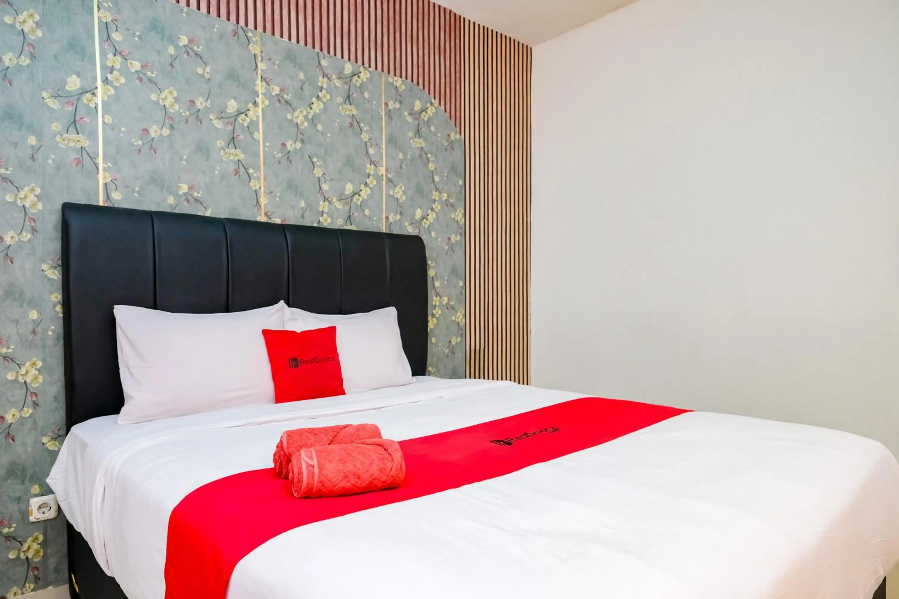 Bedroom, Bed in RedDoorz @ Panglima Sudirman