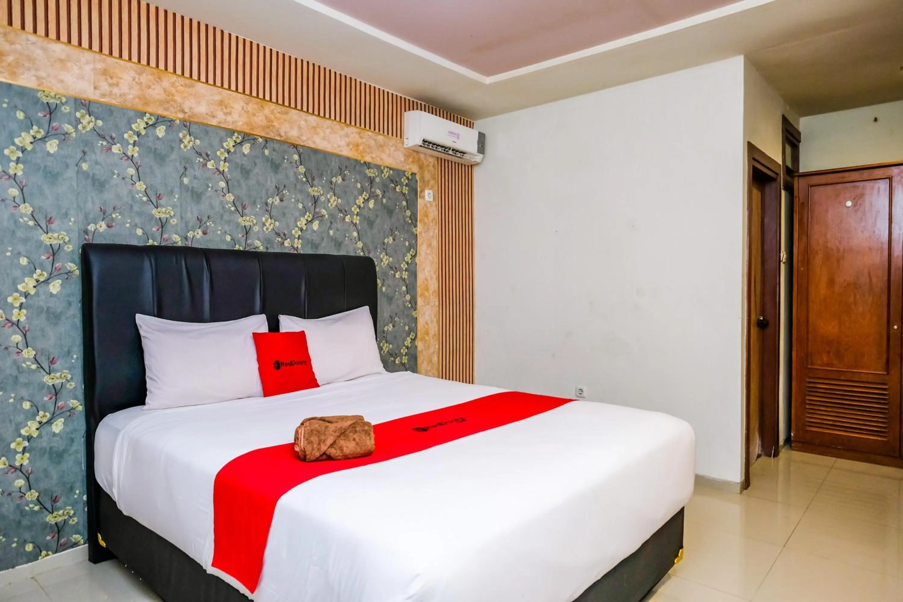 Bedroom, Bed in RedDoorz @ Panglima Sudirman