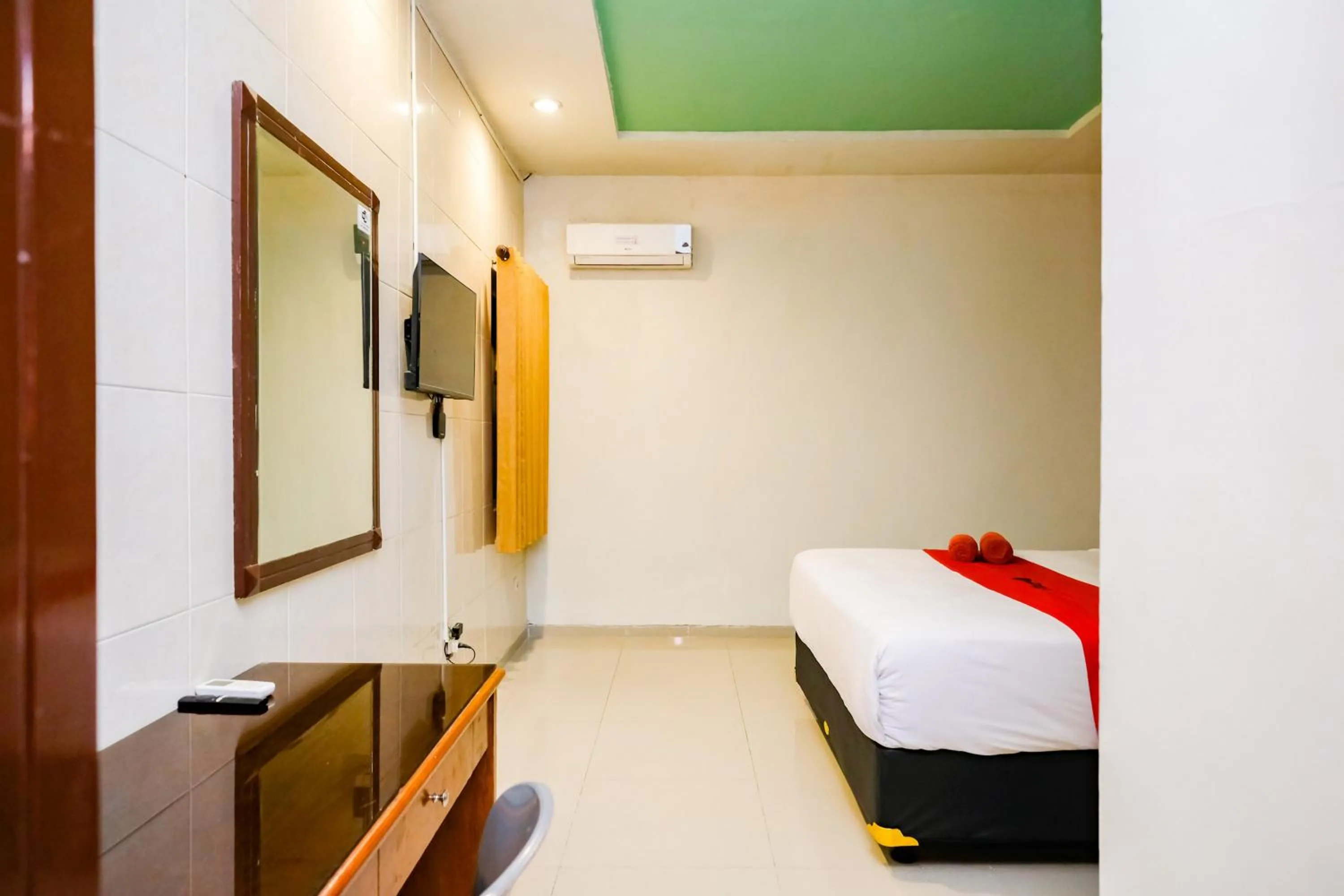 Bedroom, Bed in RedDoorz @ Panglima Sudirman