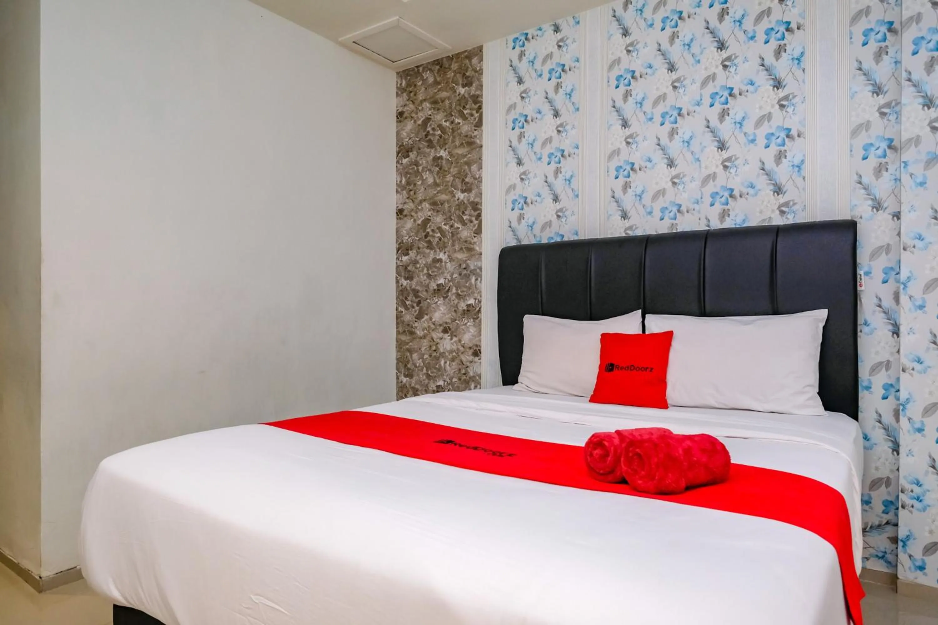 Bedroom, Bed in RedDoorz @ Panglima Sudirman