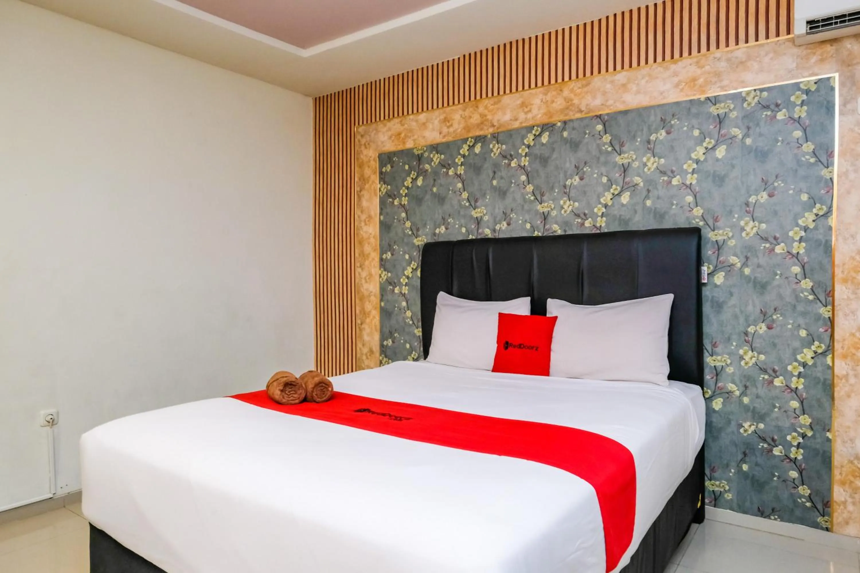 Bedroom, Bed in RedDoorz @ Panglima Sudirman