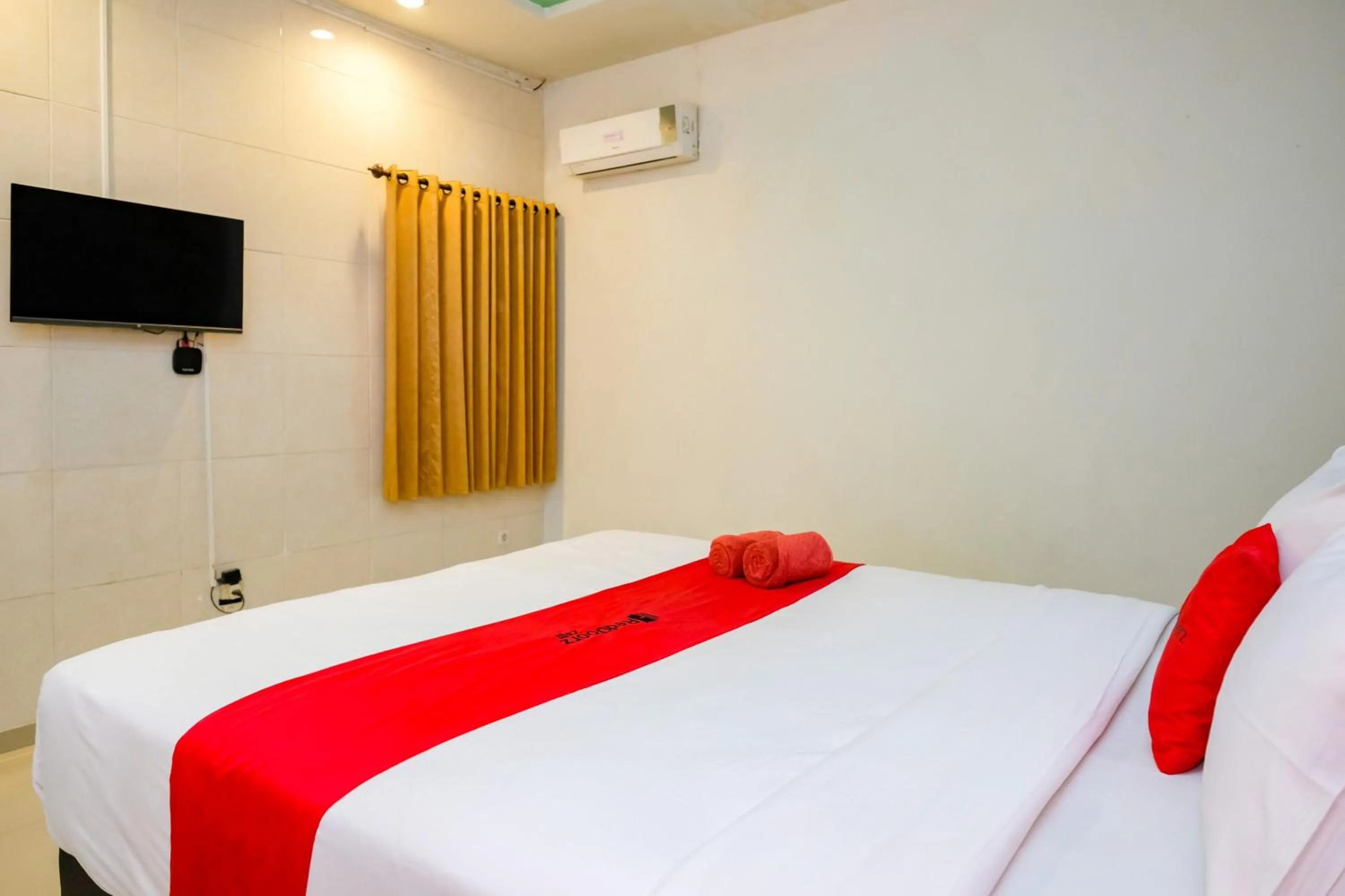 Bedroom, Bed in RedDoorz @ Panglima Sudirman