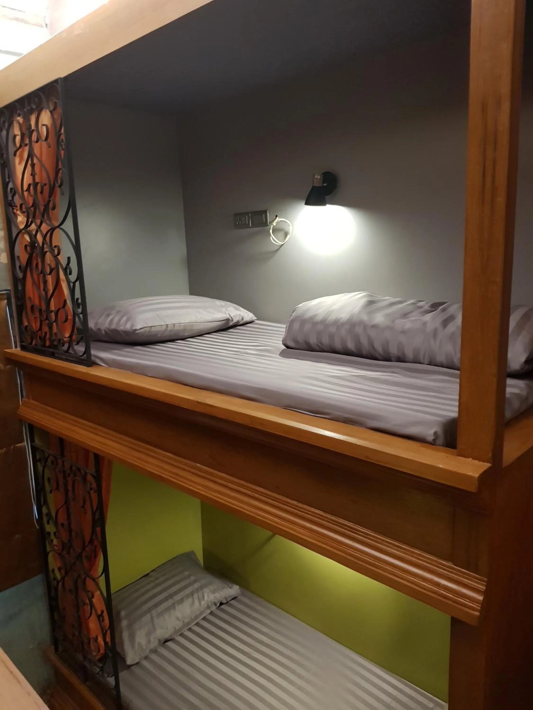 bunk bed, Bed in Tepbunthom Hostel
