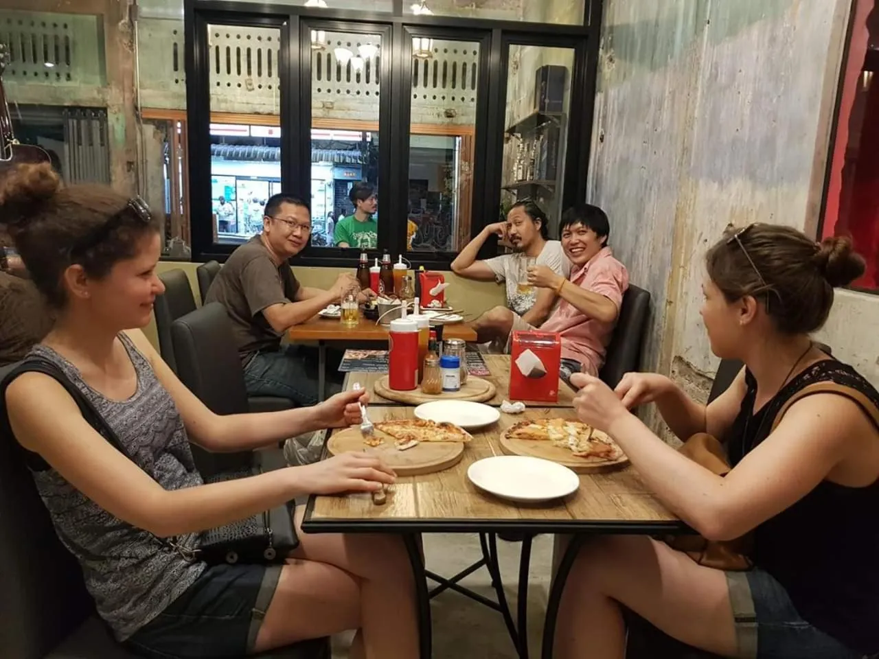 Restaurant/places to eat in Tepbunthom Hostel