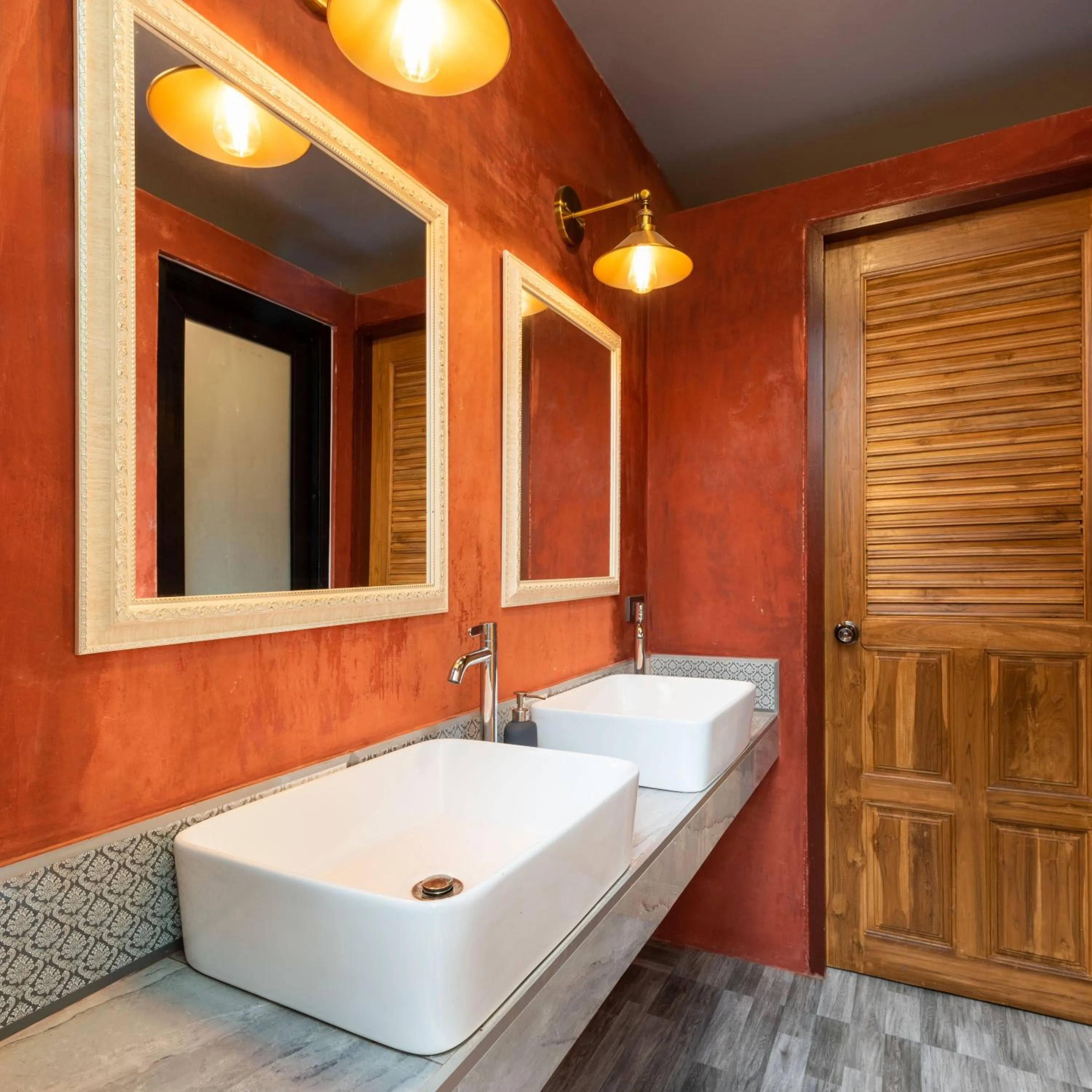 Bathroom in Tepbunthom Hostel