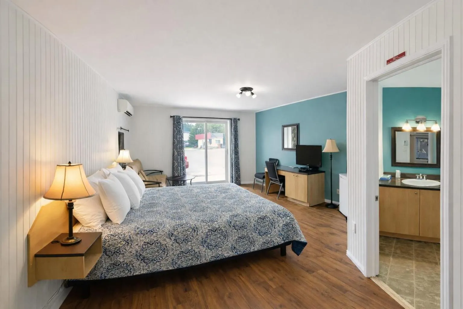 Bed in Motel Au Vieux Frontenac