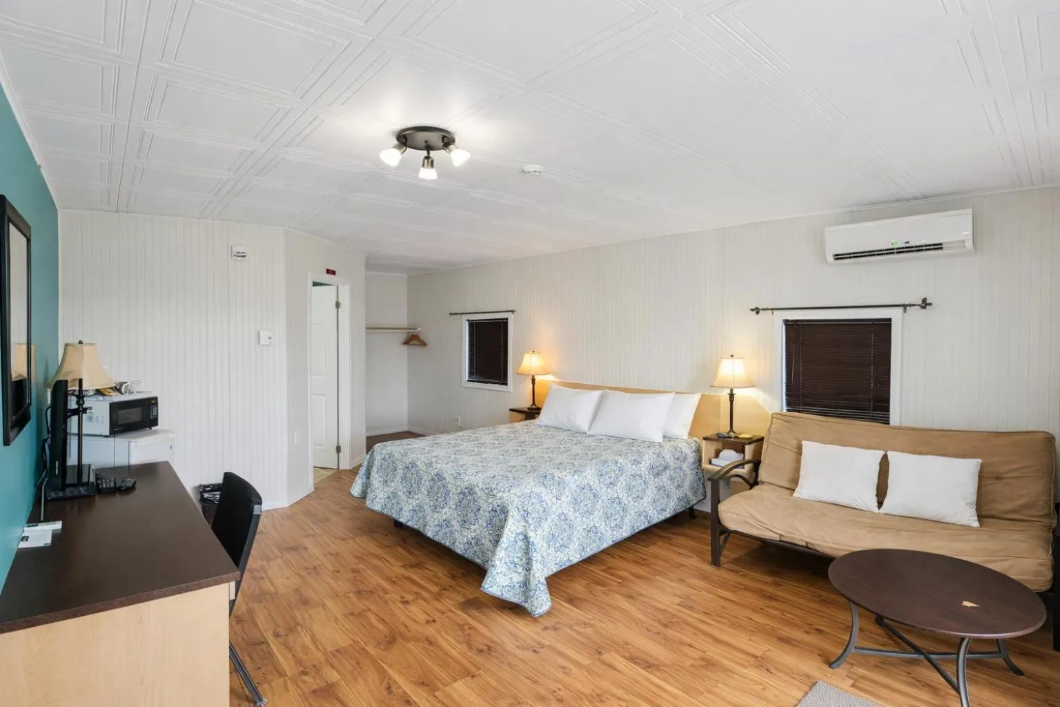 Photo of the whole room, Bed in Motel Au Vieux Frontenac