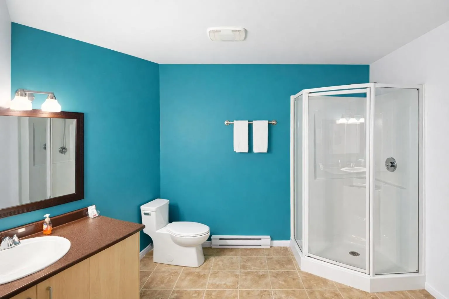 Shower in Motel Au Vieux Frontenac