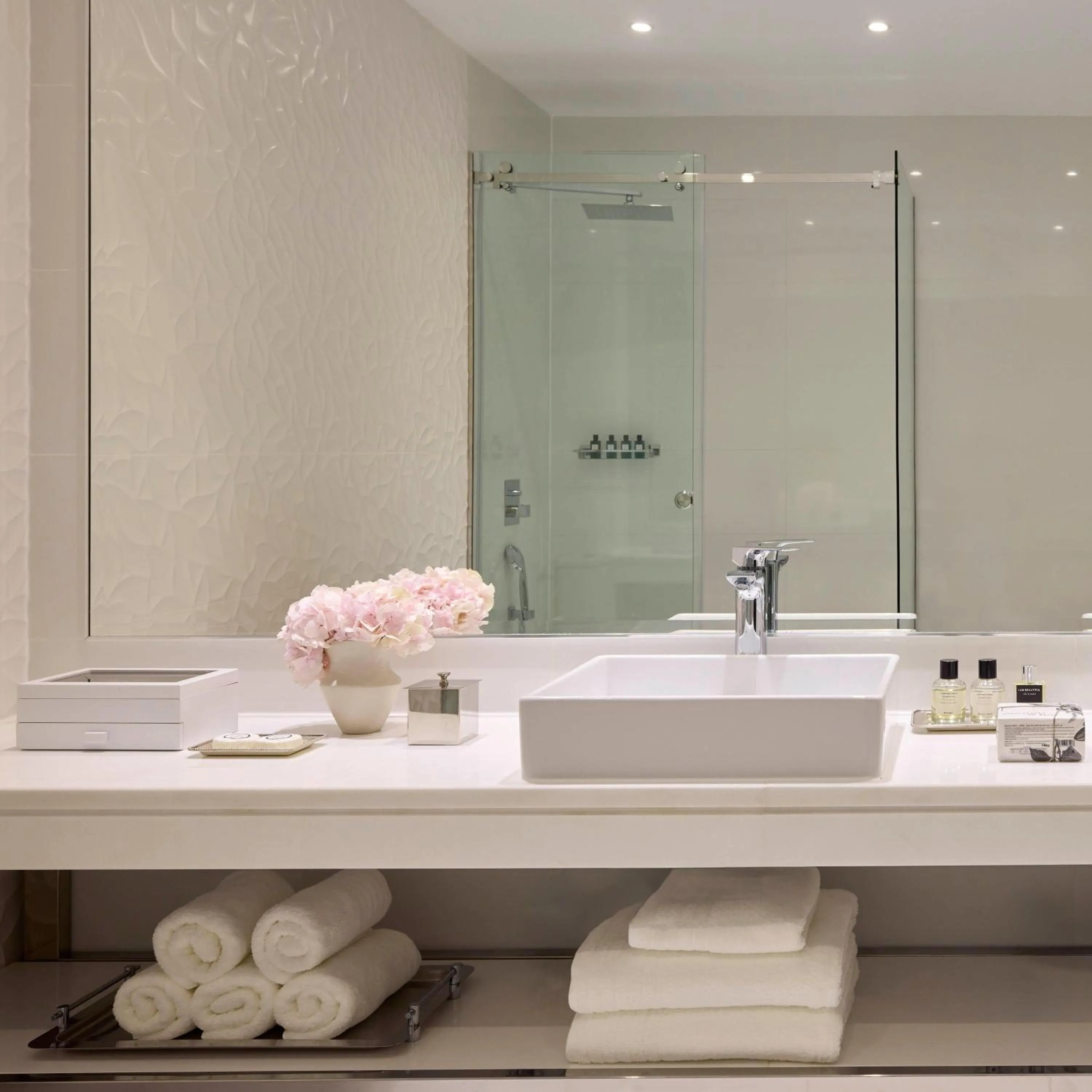 Shower in Pomegranate Wellness Spa Hotel