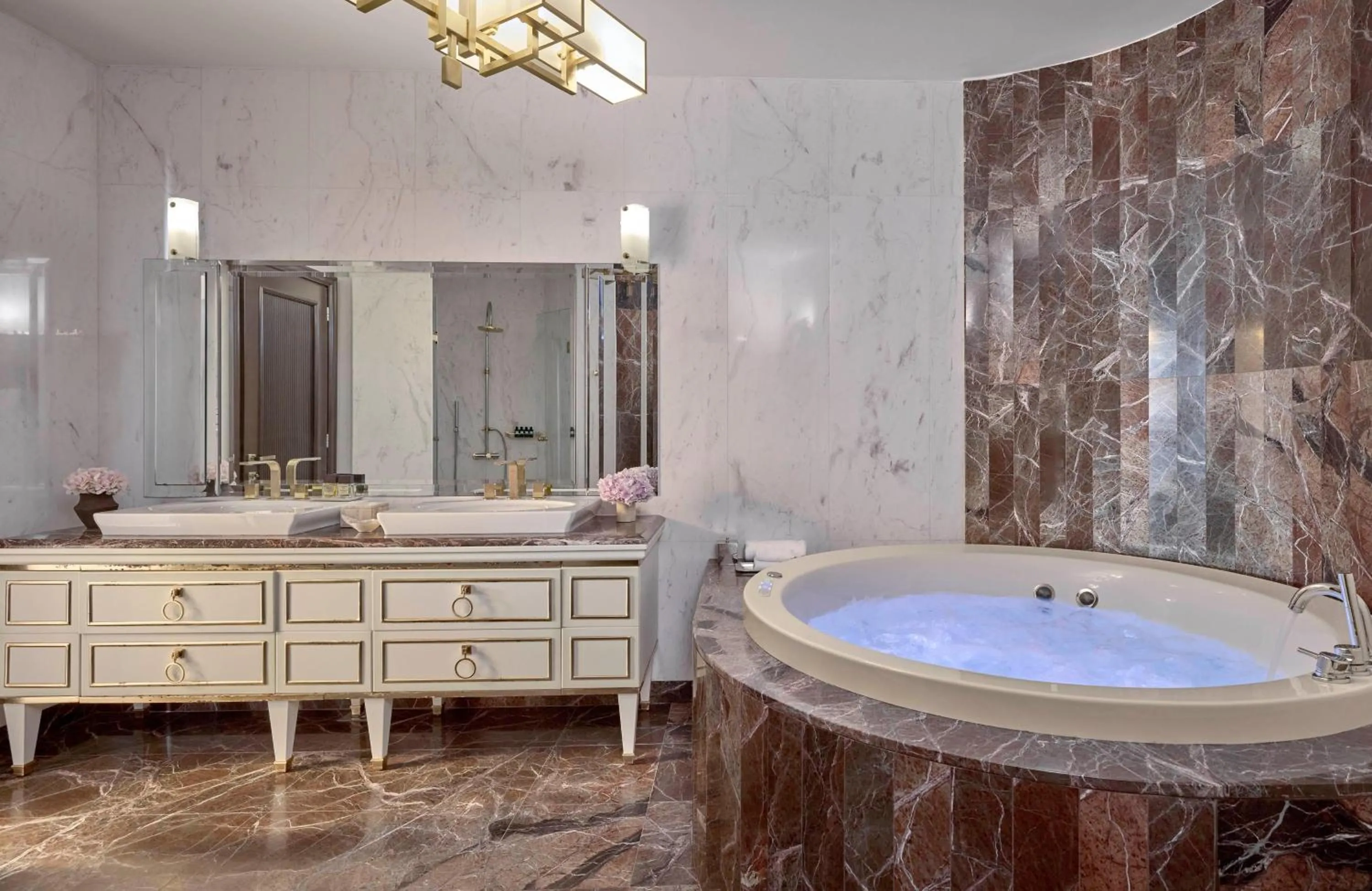 Shower in Pomegranate Wellness Spa Hotel