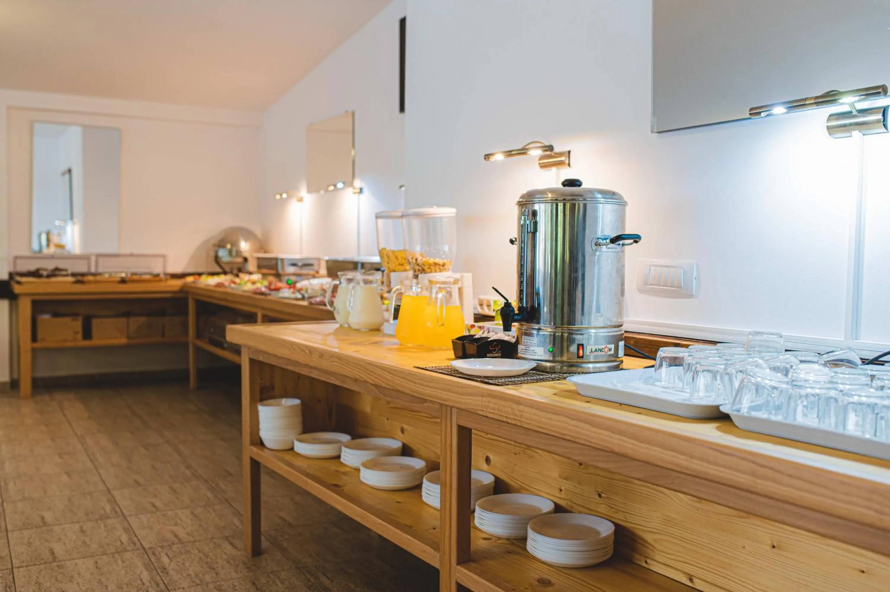 Coffee/tea facilities in Hotel Class