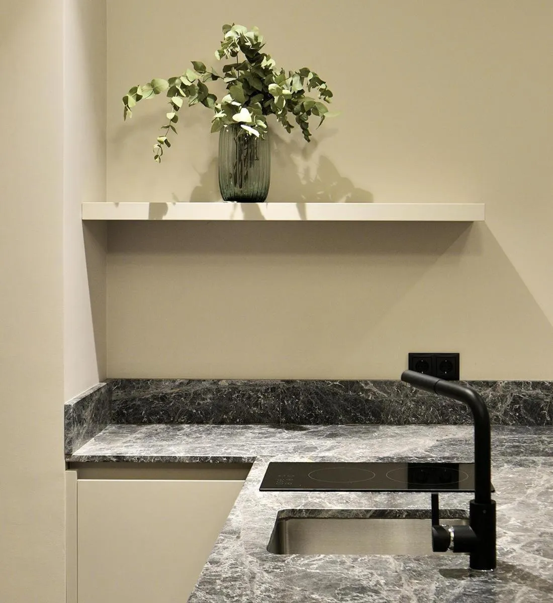 Kitchen or kitchenette in Roomore Apartments