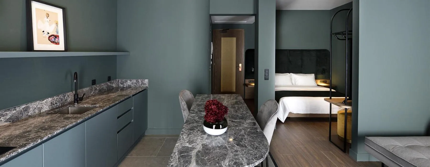 Kitchen or kitchenette, Bed in Roomore Apartments