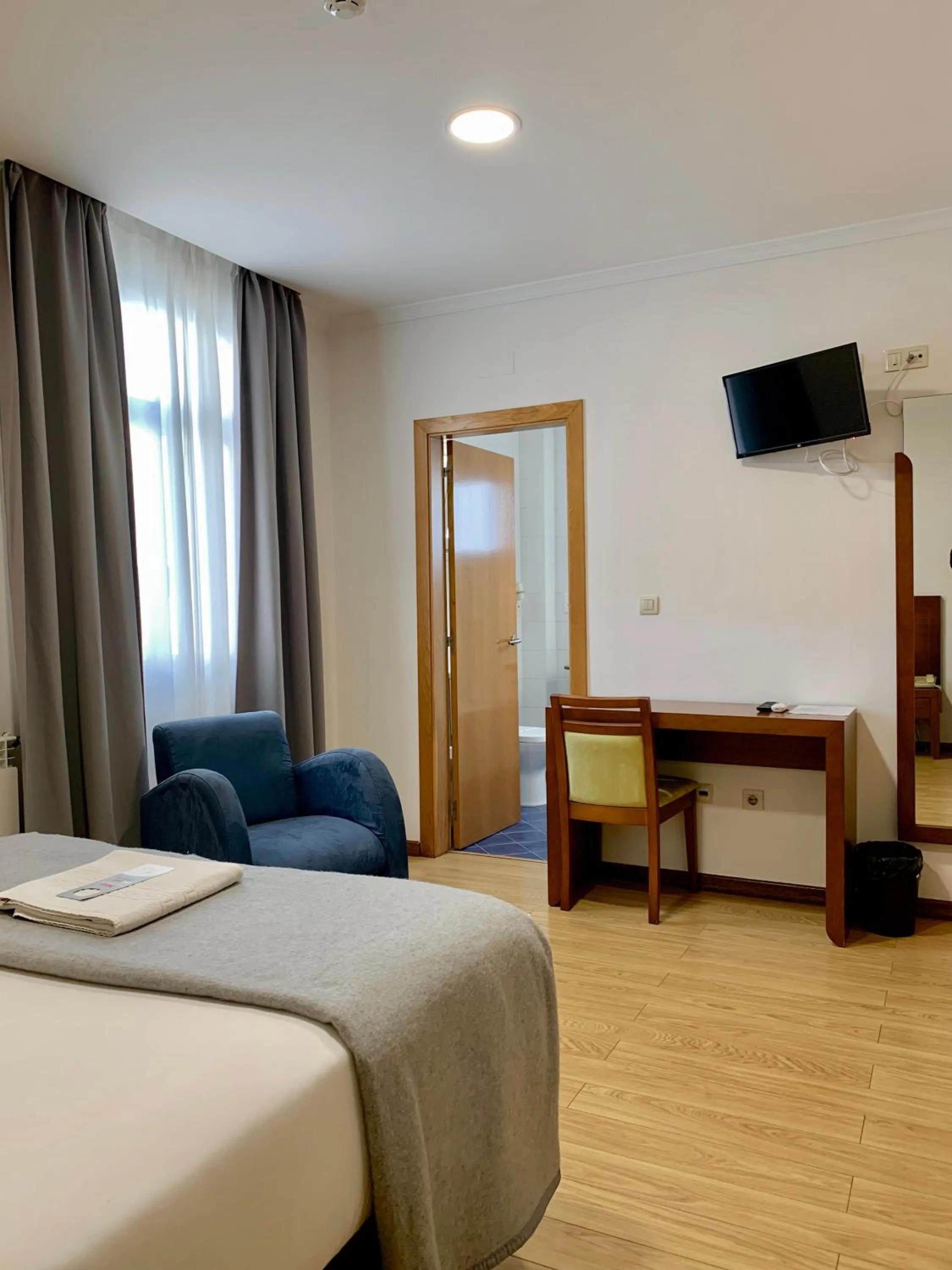 Communal lounge/ TV room, Bed in Hotel Vila Verde