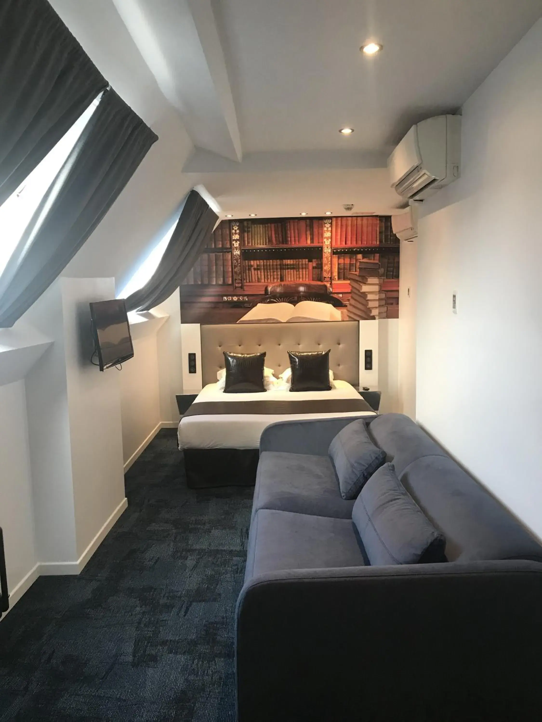 Superior Deluxe double or twin room with street view or courtyard for 2 people (extra beds with extra fees available) in Hotel Aida Marais Superior Deluxe double or twin room with street view or courtyard for 2 people (extra beds with extra fees available) in Hotel Aida Marais