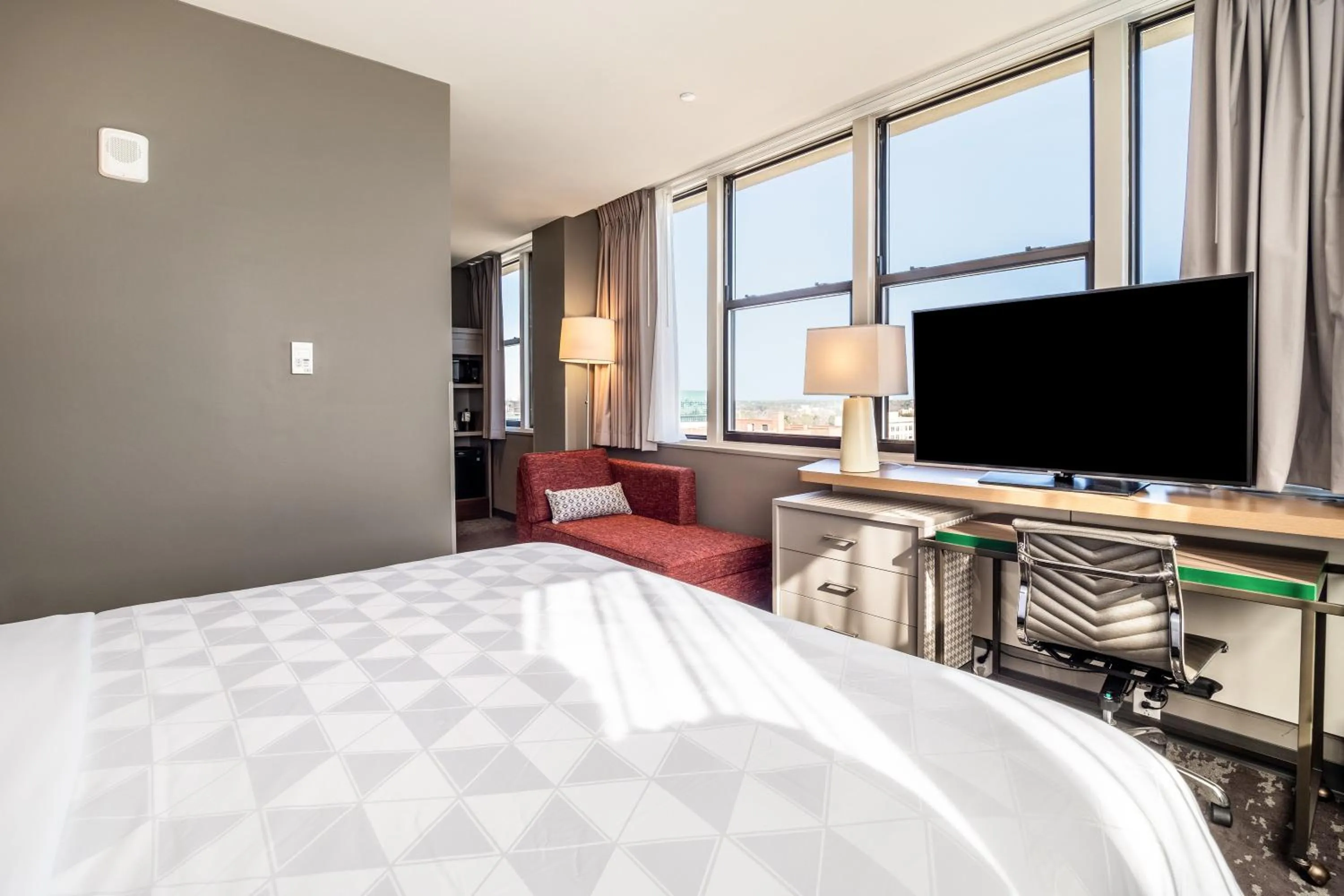 Photo of the whole room, Bed in Holiday Inn Columbia - Downtown by IHG