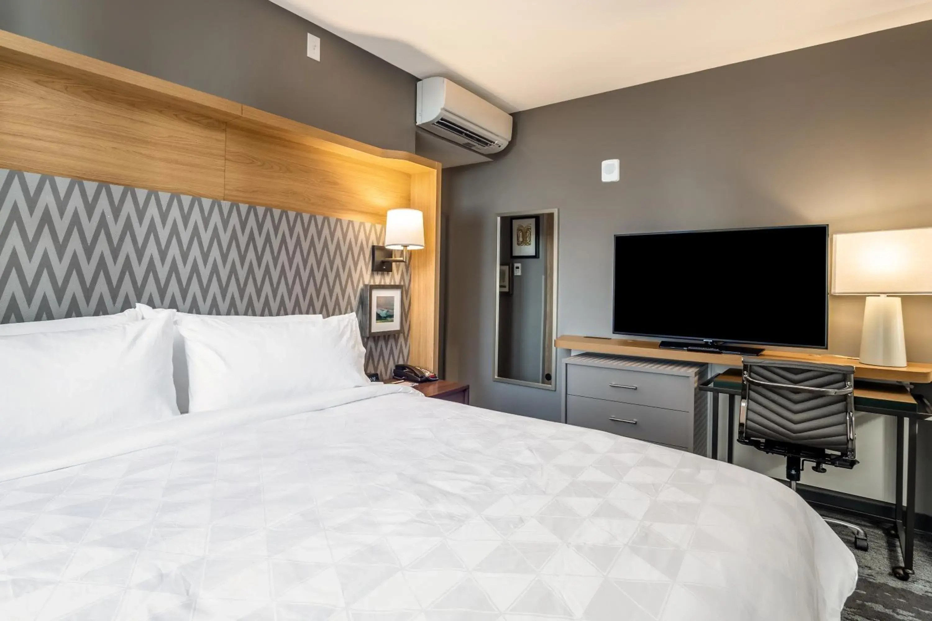 Standard King Room in Holiday Inn Columbia - Downtown by IHG Standard King Room in Holiday Inn Columbia - Downtown by IHG