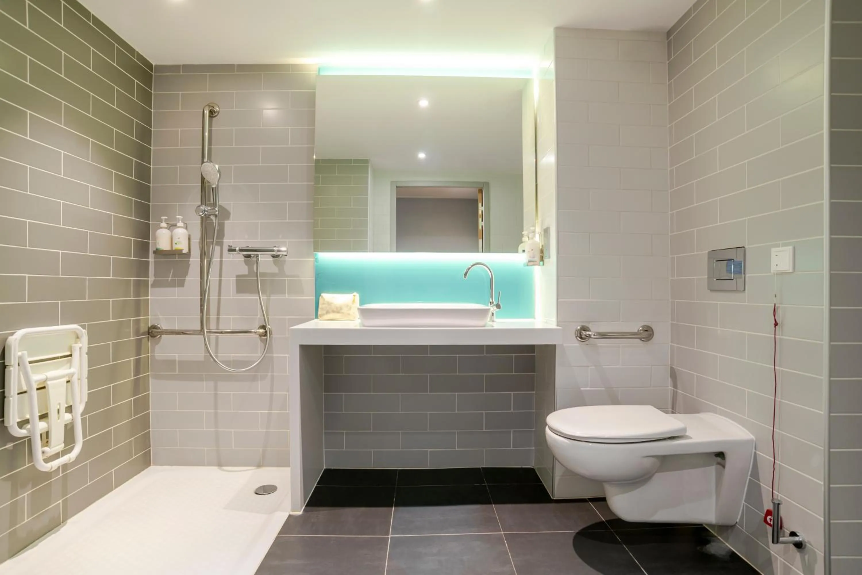 Shower in IBIS STYLES BORDEAUX LORMONT