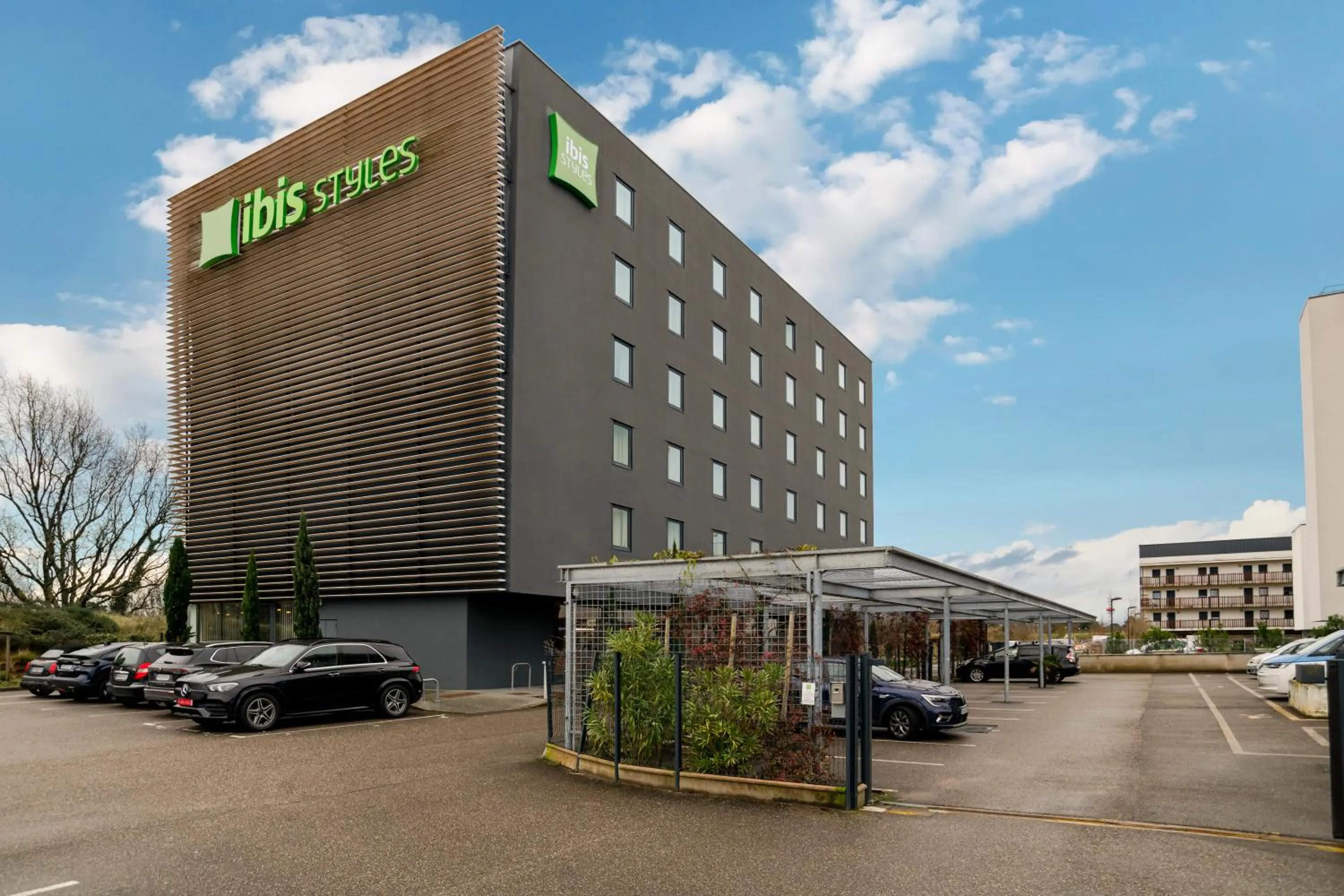 Parking in IBIS STYLES BORDEAUX LORMONT
