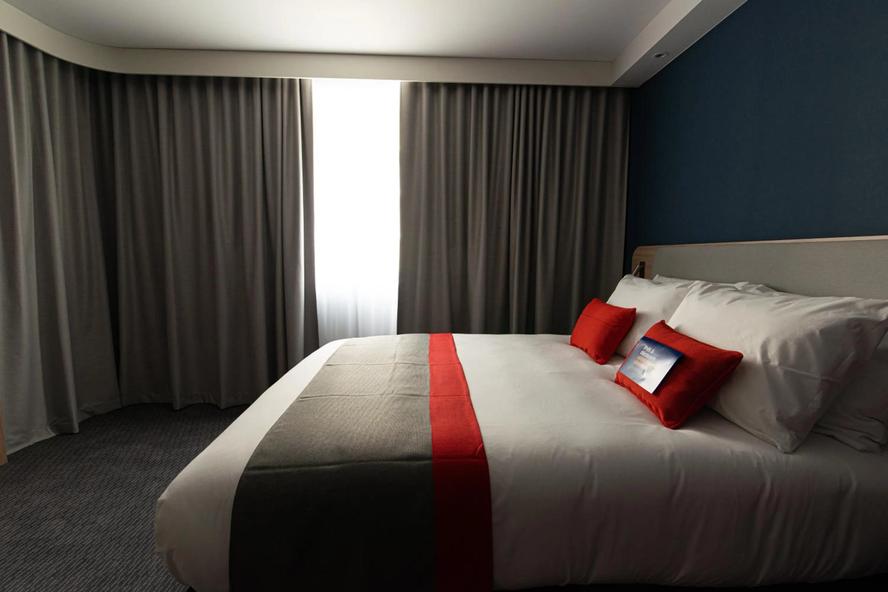 Photo of the whole room, Bed in Holiday Inn Express - Bordeaux - Lormont by IHG