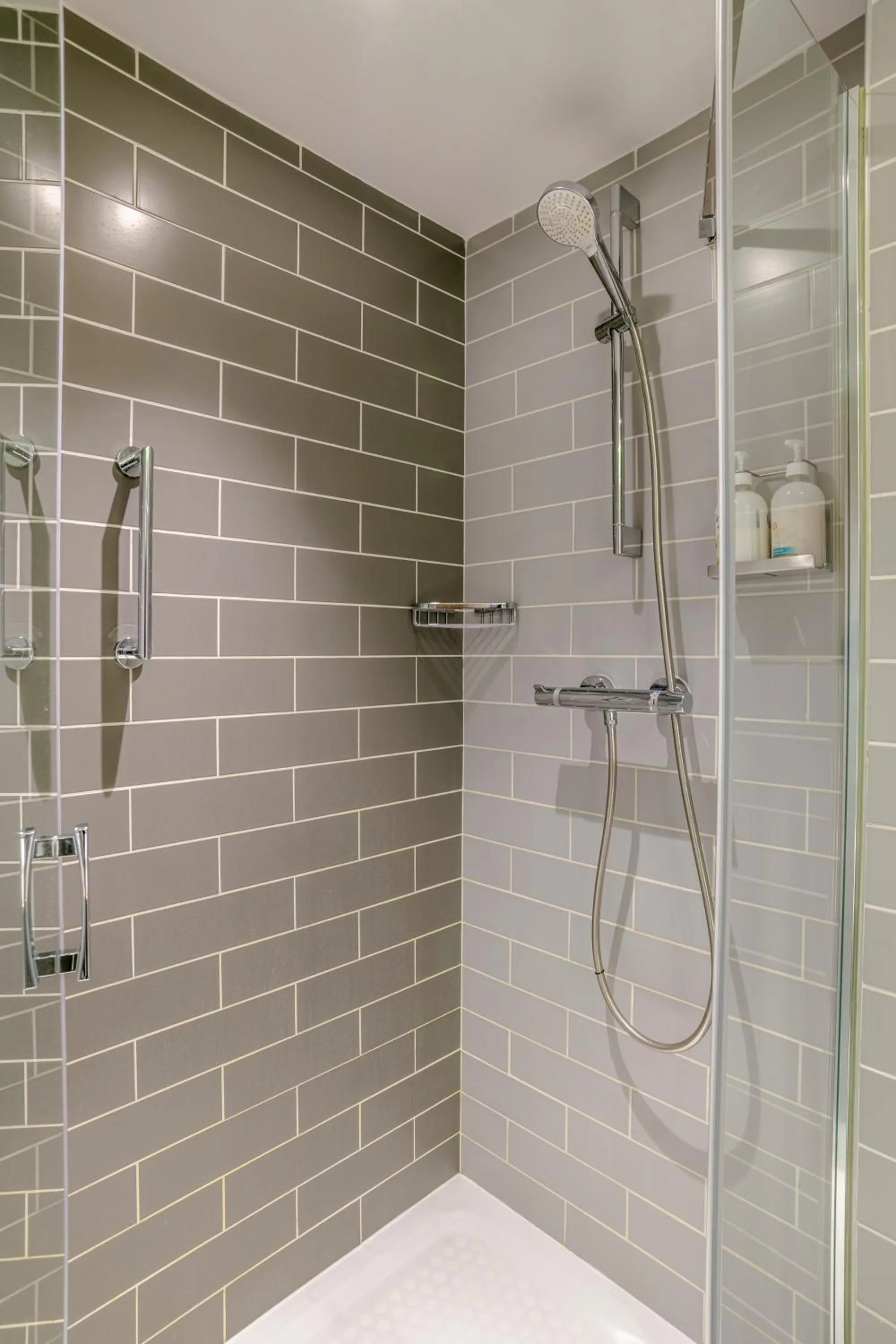 Shower in IBIS STYLES BORDEAUX LORMONT