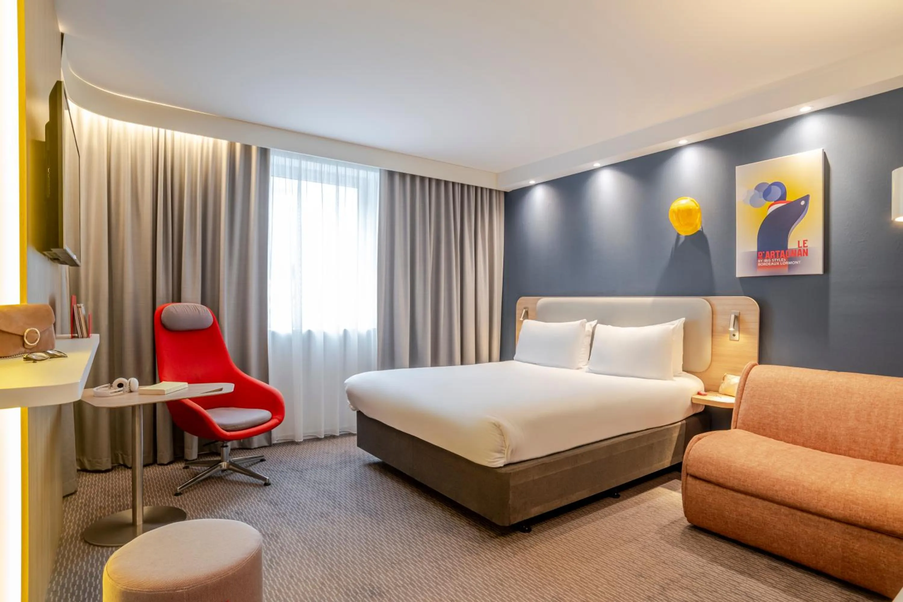 Photo of the whole room, Bed in IBIS STYLES BORDEAUX LORMONT