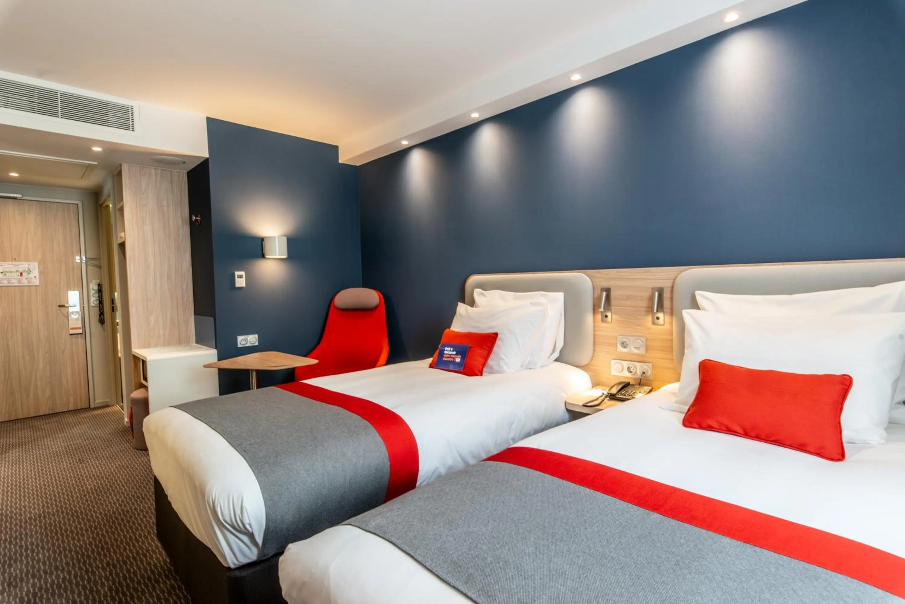 Bed in Holiday Inn Express - Bordeaux - Lormont by IHG