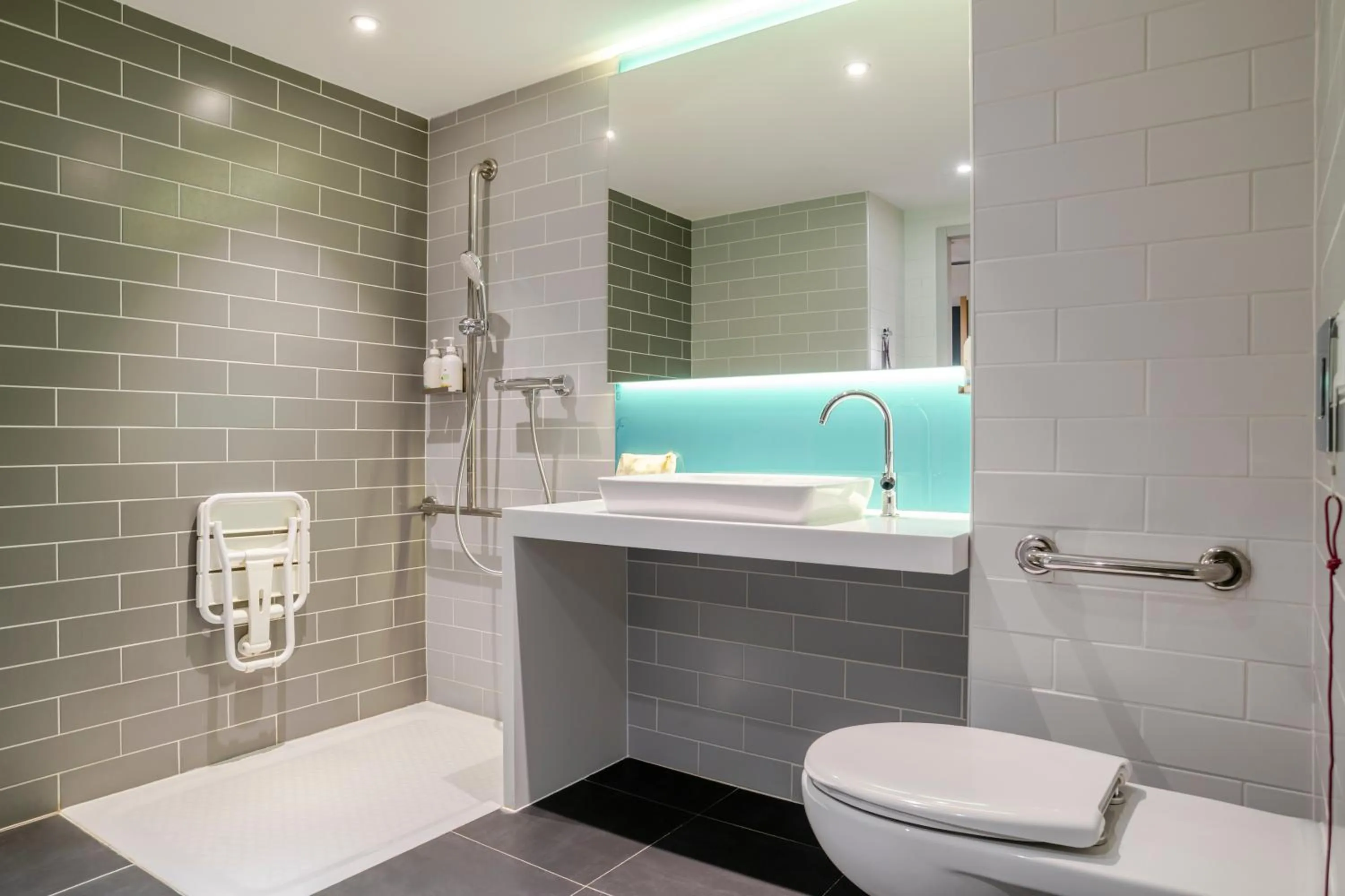 Shower in IBIS STYLES BORDEAUX LORMONT