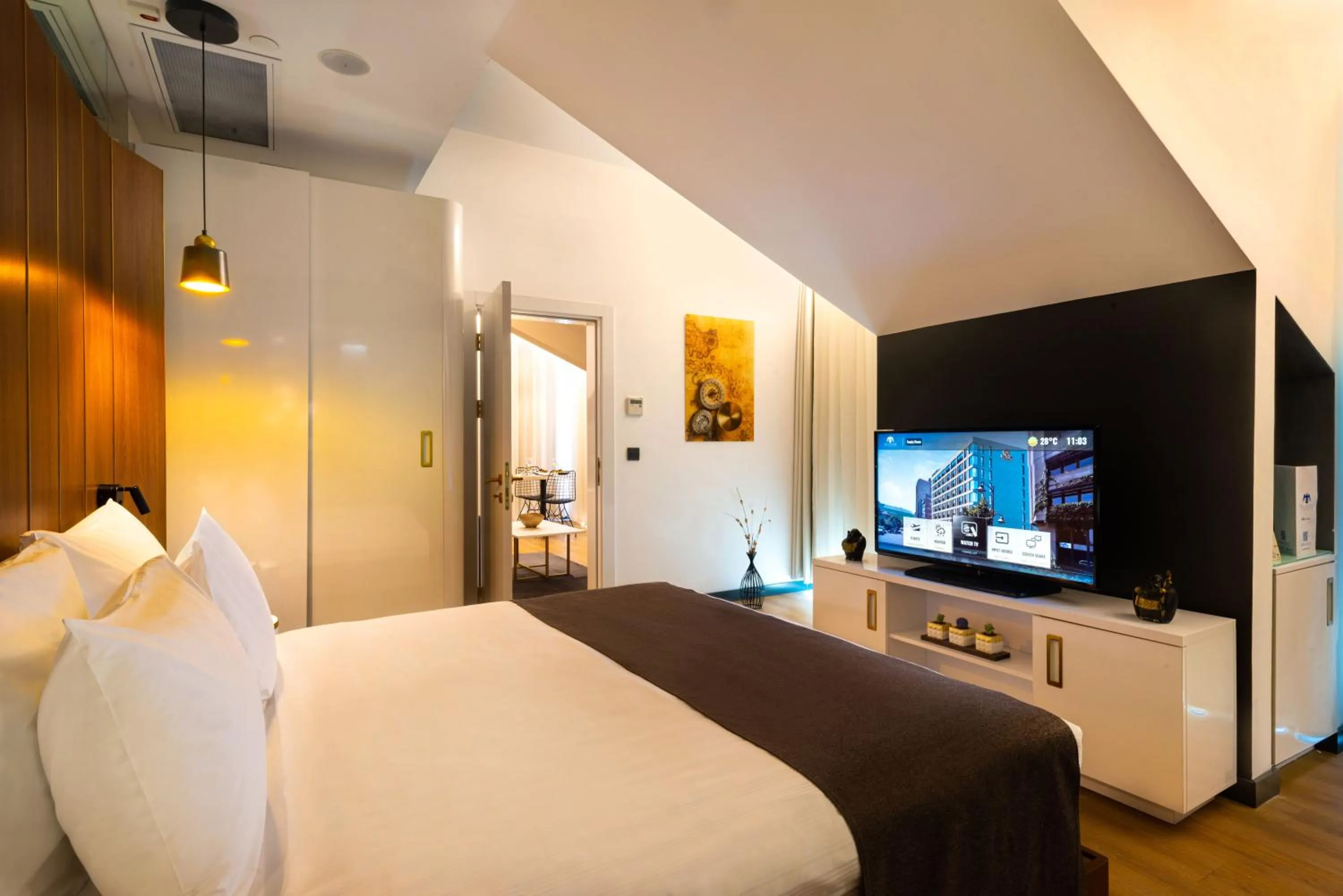 Communal lounge/ TV room, Bed in The Craton Hotel Sisli